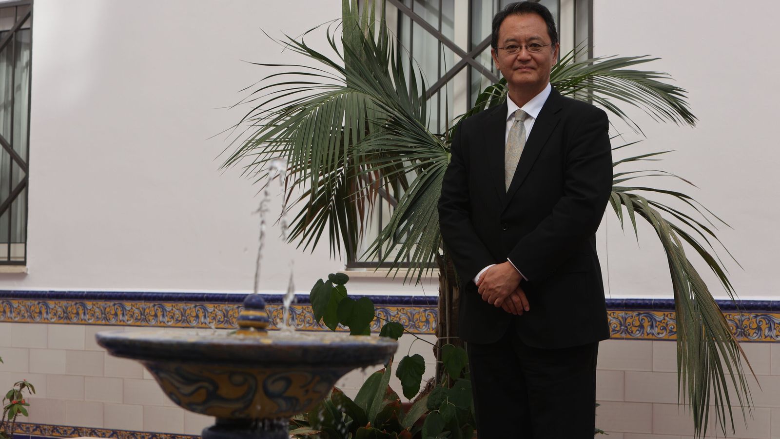 Takahiro Nakamae posa en el patio de un hotel de Sevilla.