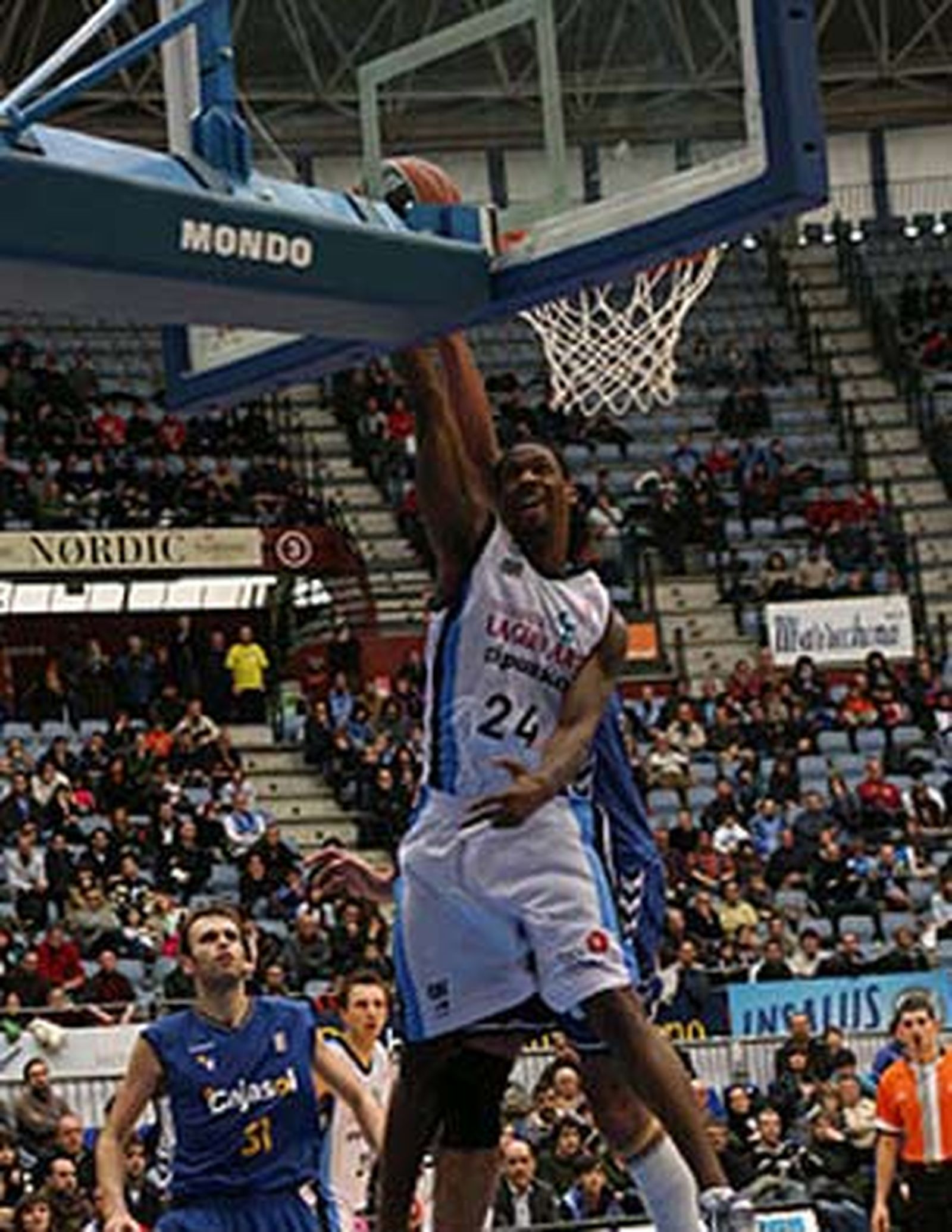 Barbour recibe el tapón.

Foto: L. García (ACB)