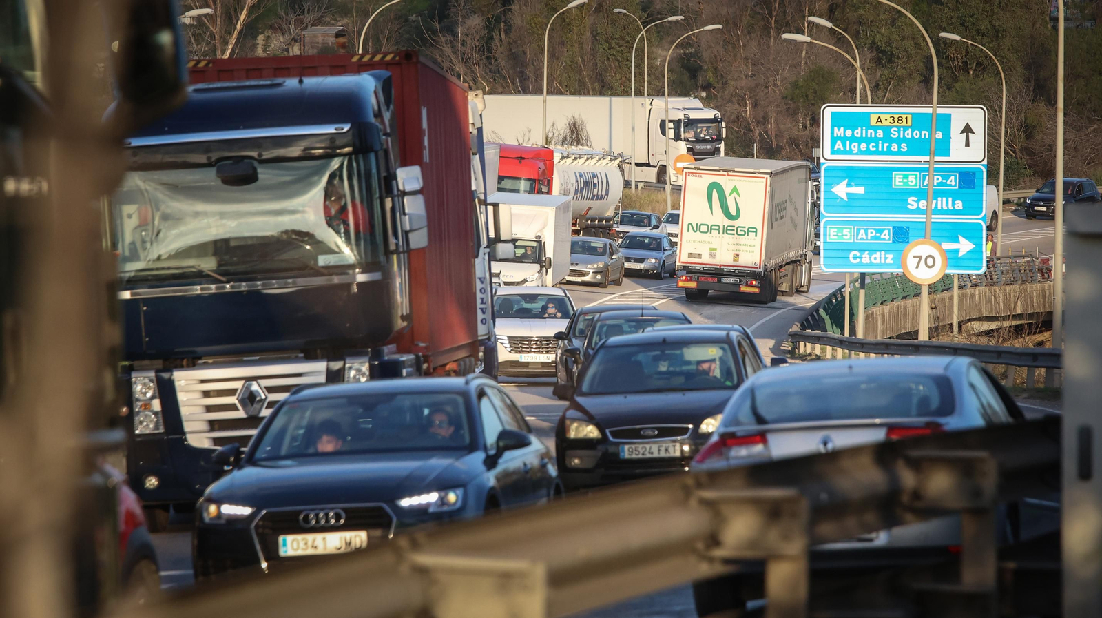 Caos en la carretera de Cartuja para entrar y salir de Jerez