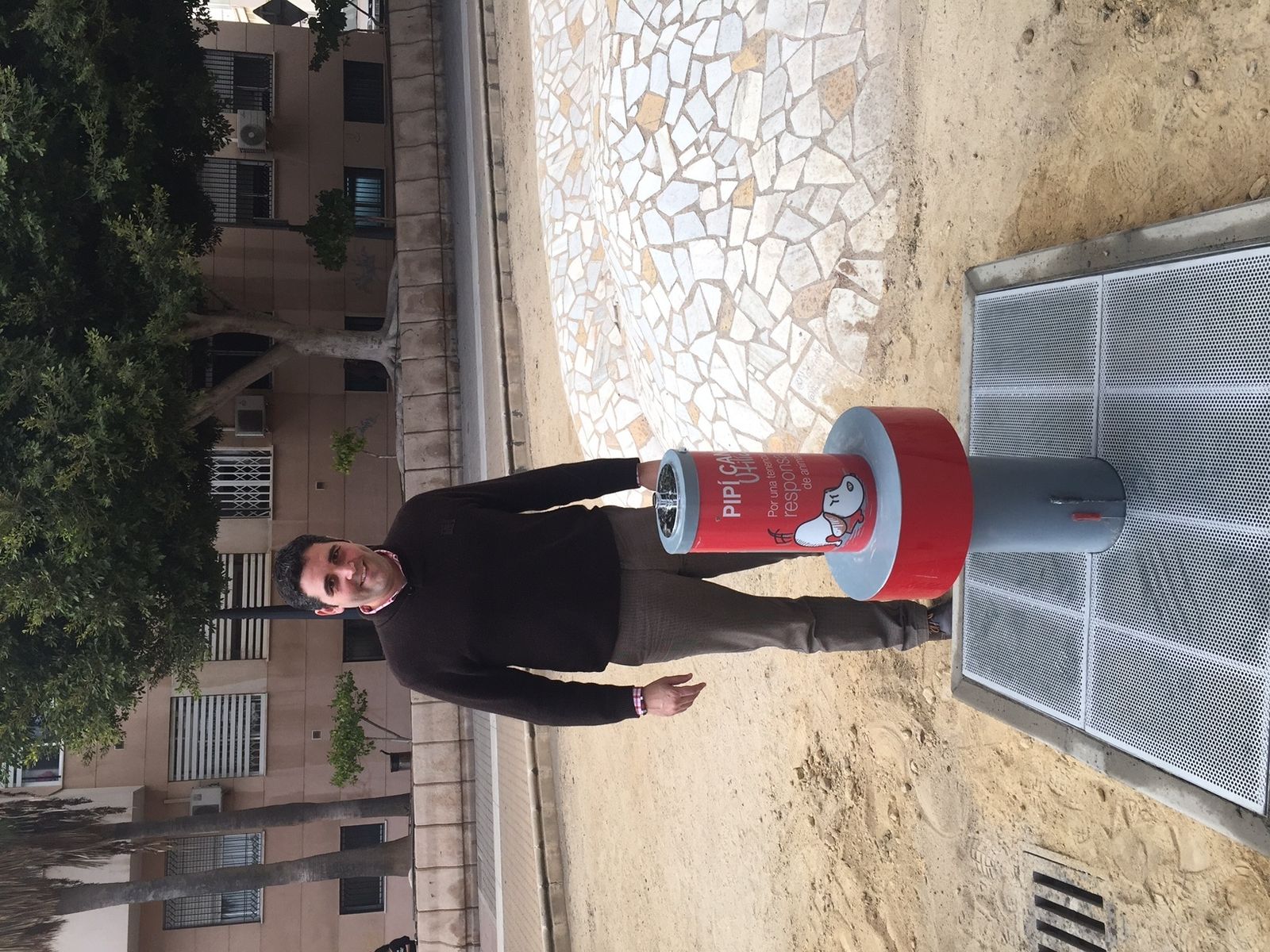 Alonso junto al primer prototipo de pipican en Rambla Amatisteros.