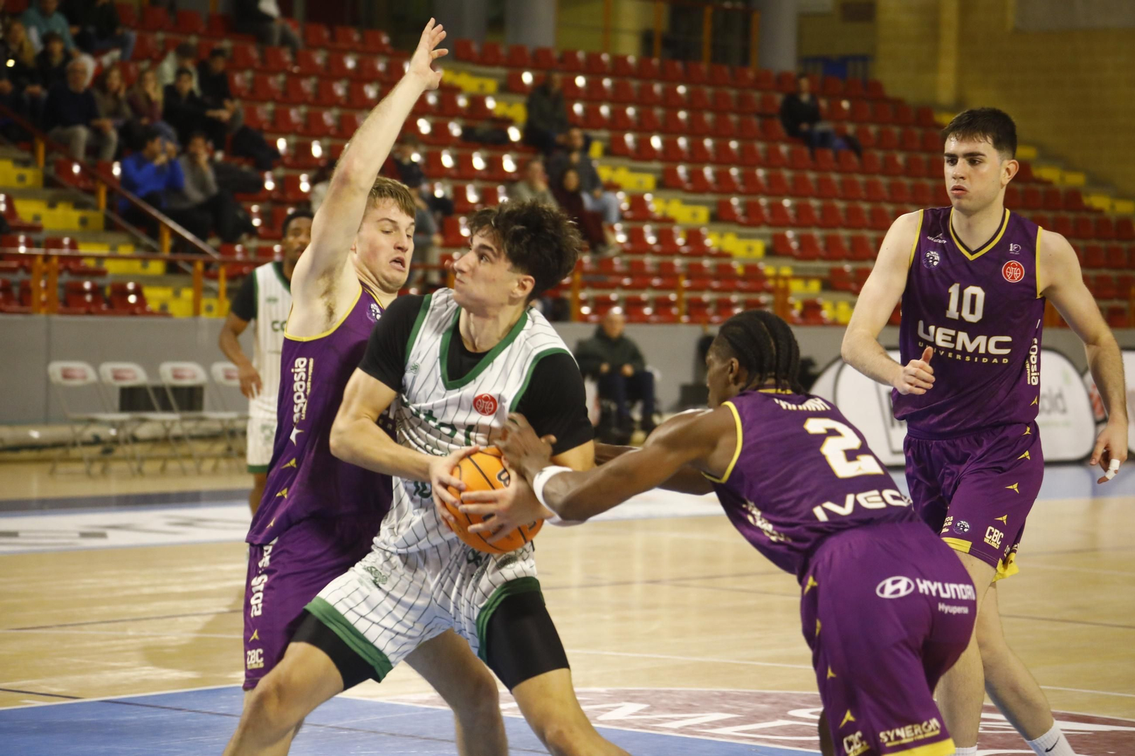 Las mejores fotos del ambiente en Vista Alegre para el Coto Córdoba - Baloncesto Valladolid