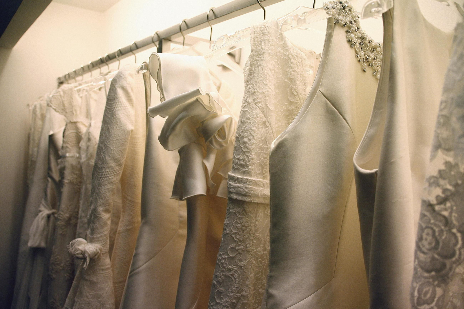 Vestidos de novia en un establecimiento de moda nupcial.