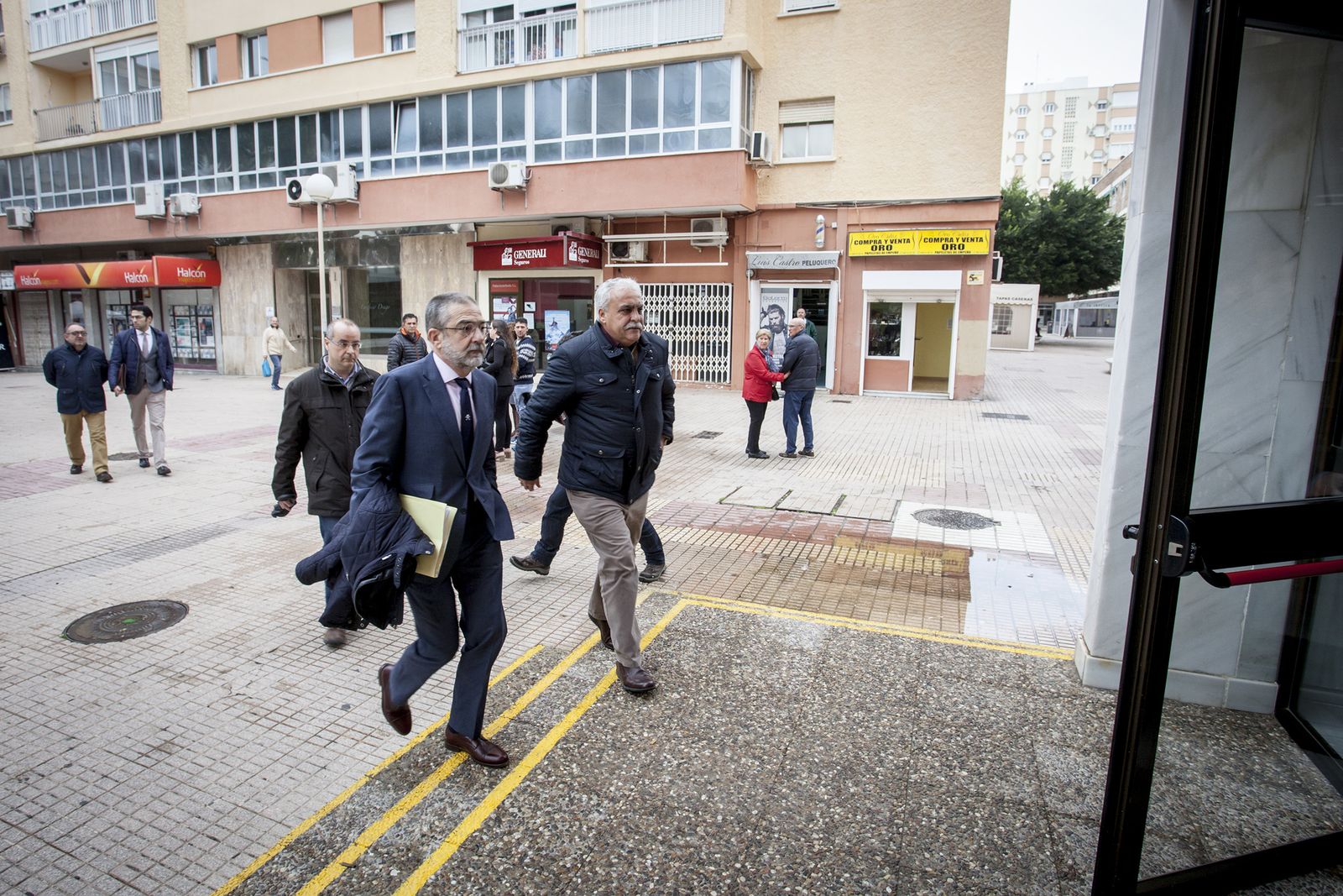 Andrés Beffa (d), ex presidente del CPBC, llegando al Juzgado en una declaración anterior.