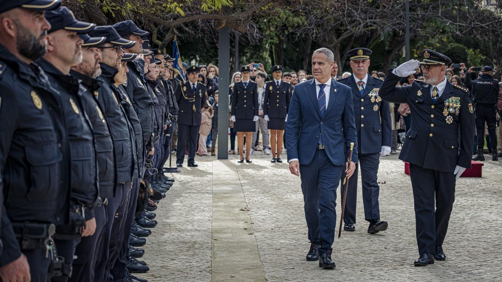 Fotos del acto del izado de bandera en Cádiz con motivo del bicentenario de la Policía Nacional