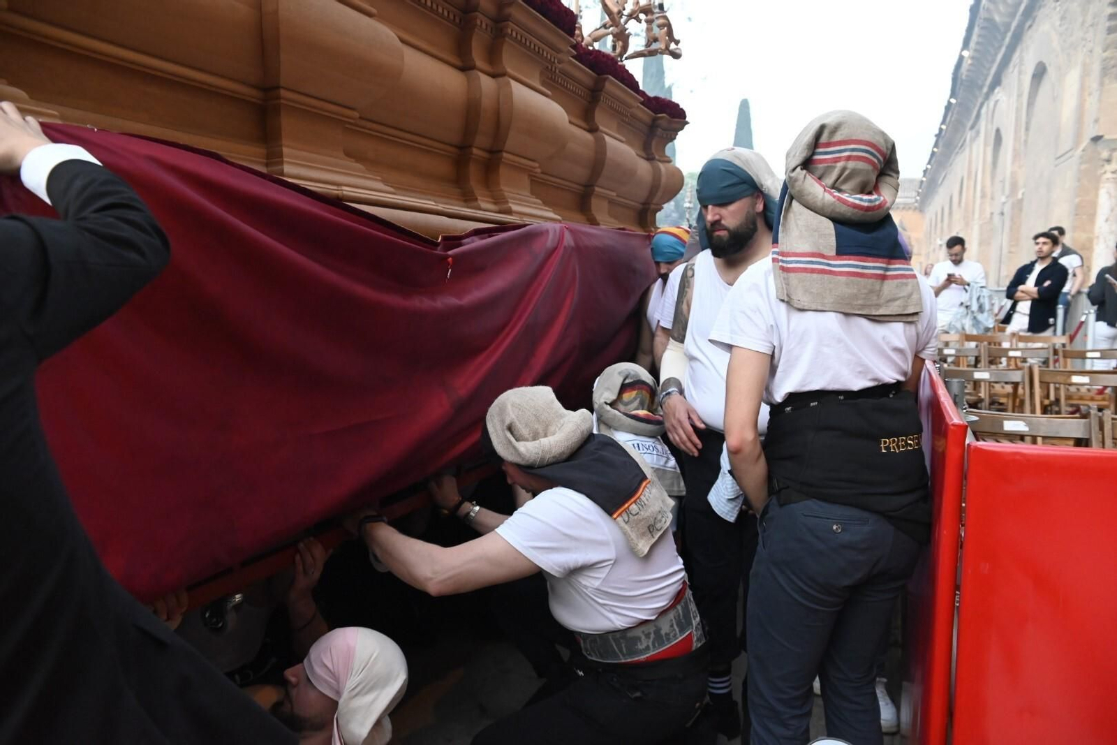 La Presentación al Pueblo de Córdoba a su paso por la Catedral en este Sábado de Pasión, en imágenes