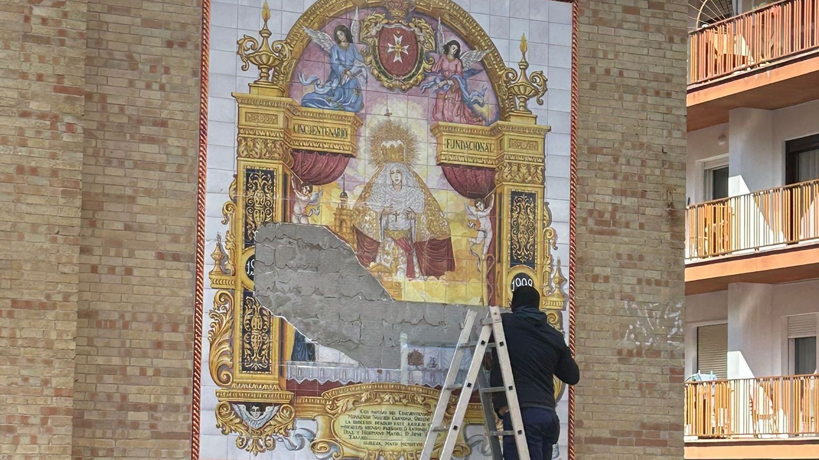 El azulejo dañado de la Sagrada Cena.