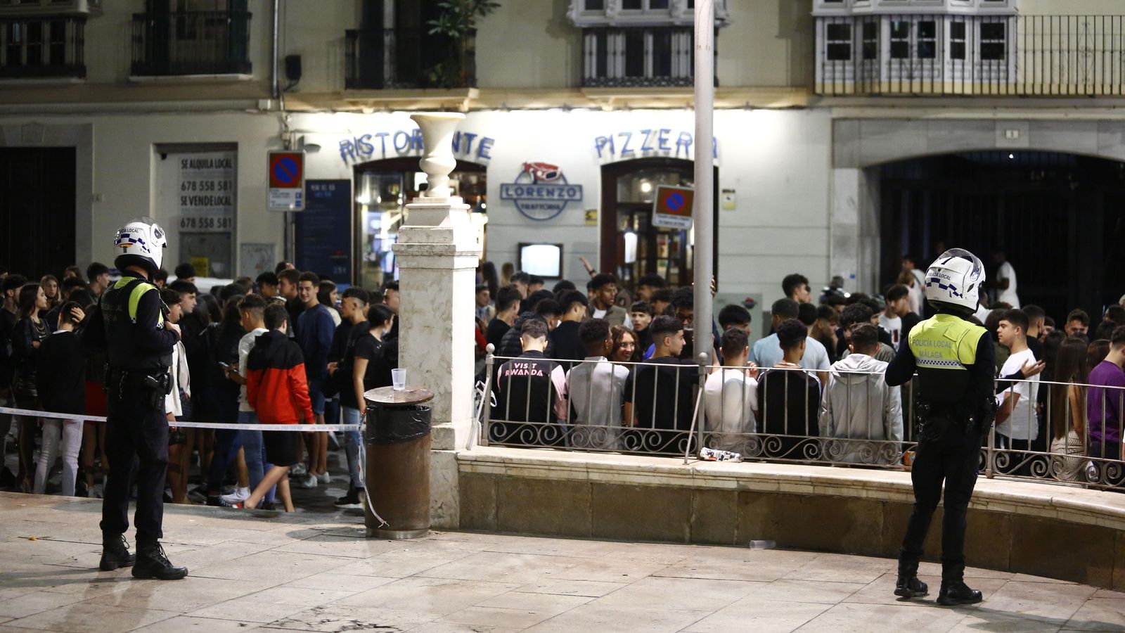 Policías locales custodiando la plaza de la Merced para evitar 'botellones'.