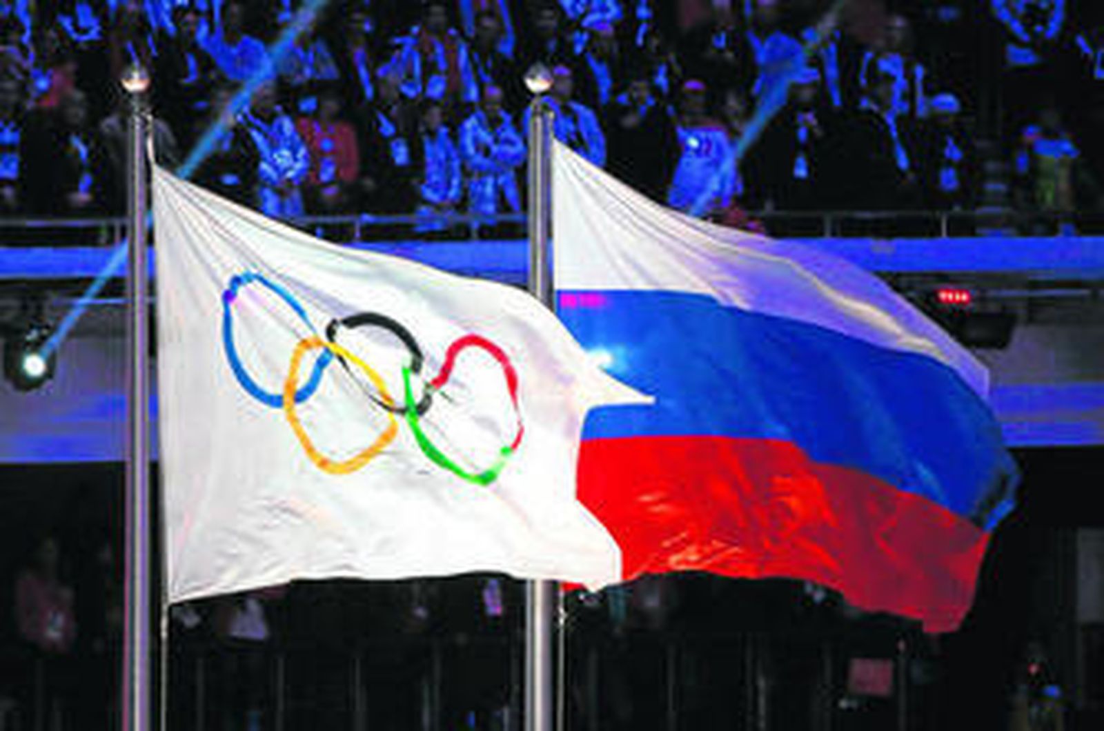 La bandera de Rusia ondea junto a la Olímpica durante la ceremonia de clausura de los Juegos de Sochi.