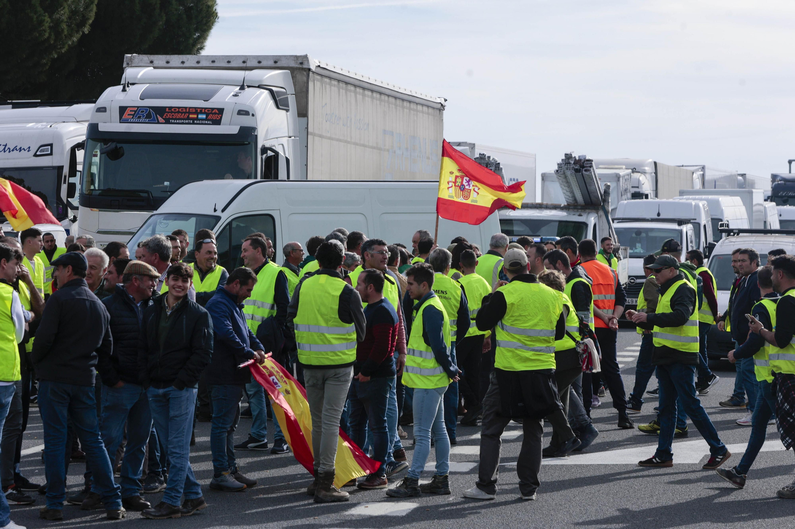Las imágenes del corte de la A-49 por la protesta de los agricultores