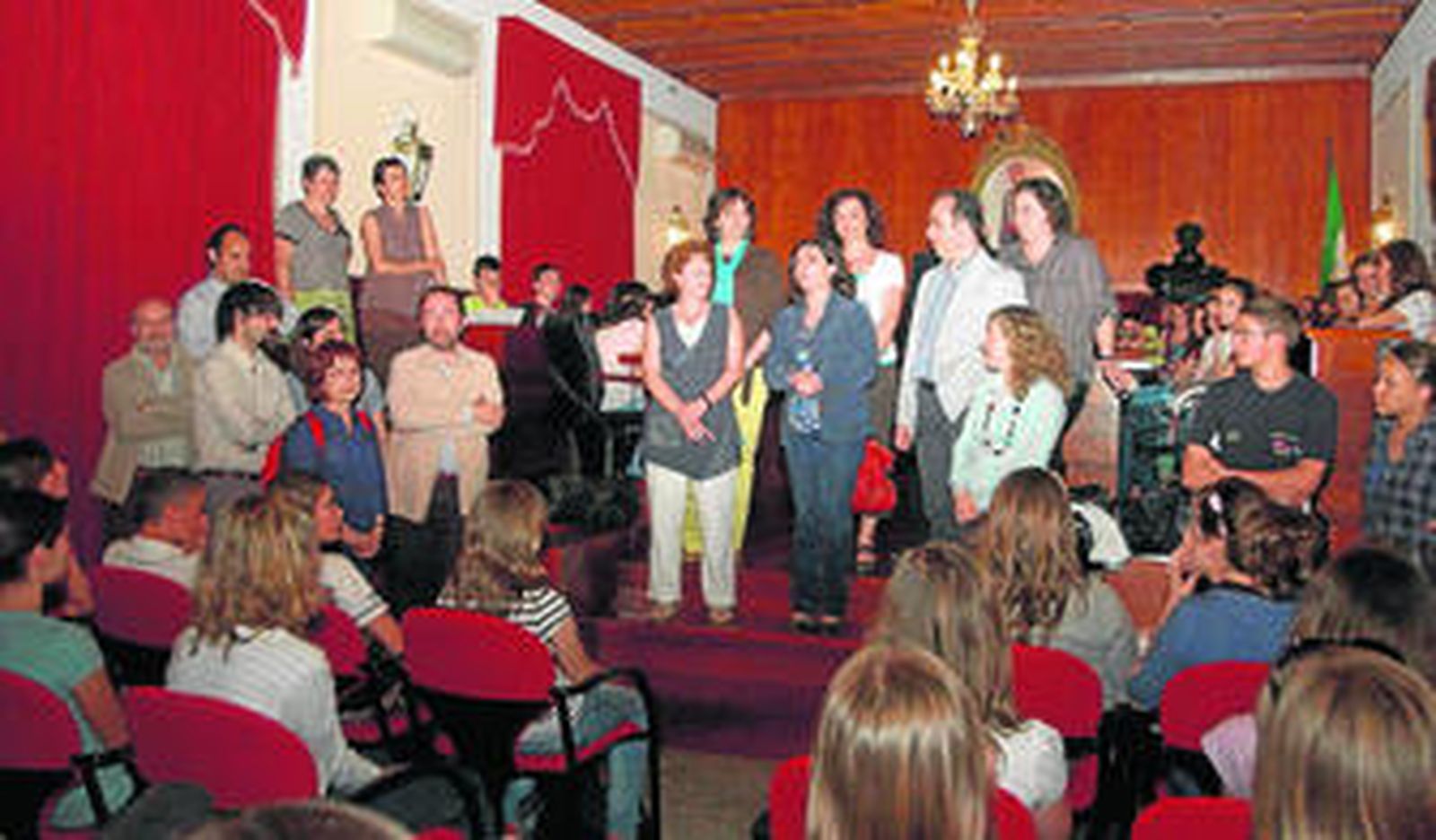 Explicaciones de la alcaldesa de Montilla y de otros miembros de la Corporación a los estudiantes galos.