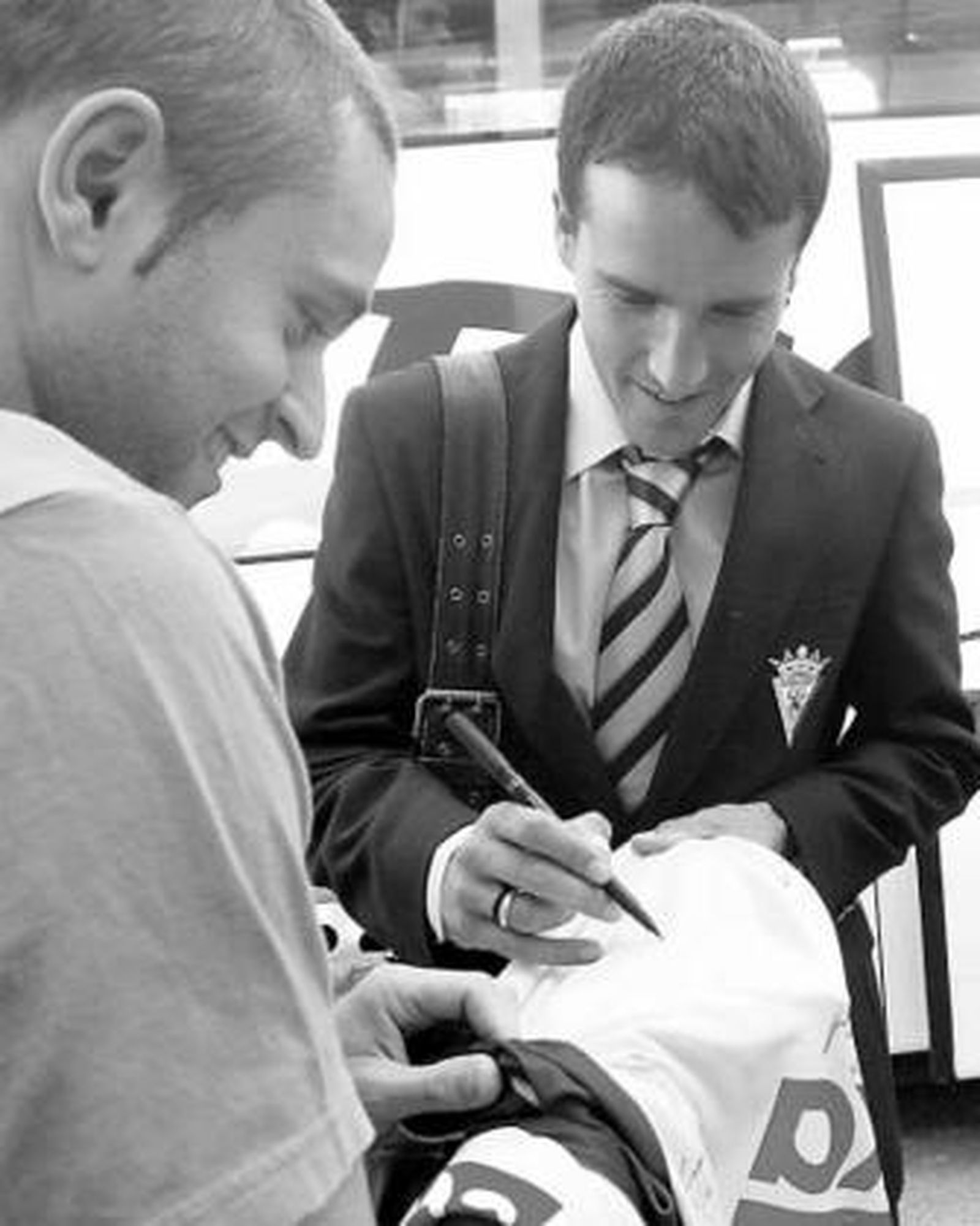 César firma un autógrafo a un aficionado en Carranza.