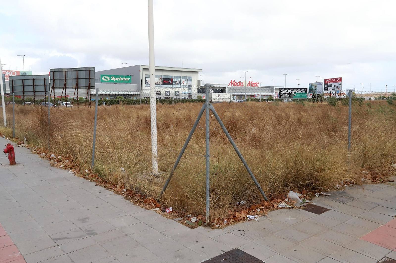 Terrenos que se van a urbanizar y dividir en cuatro nuevas parcelas para uso comercial.
