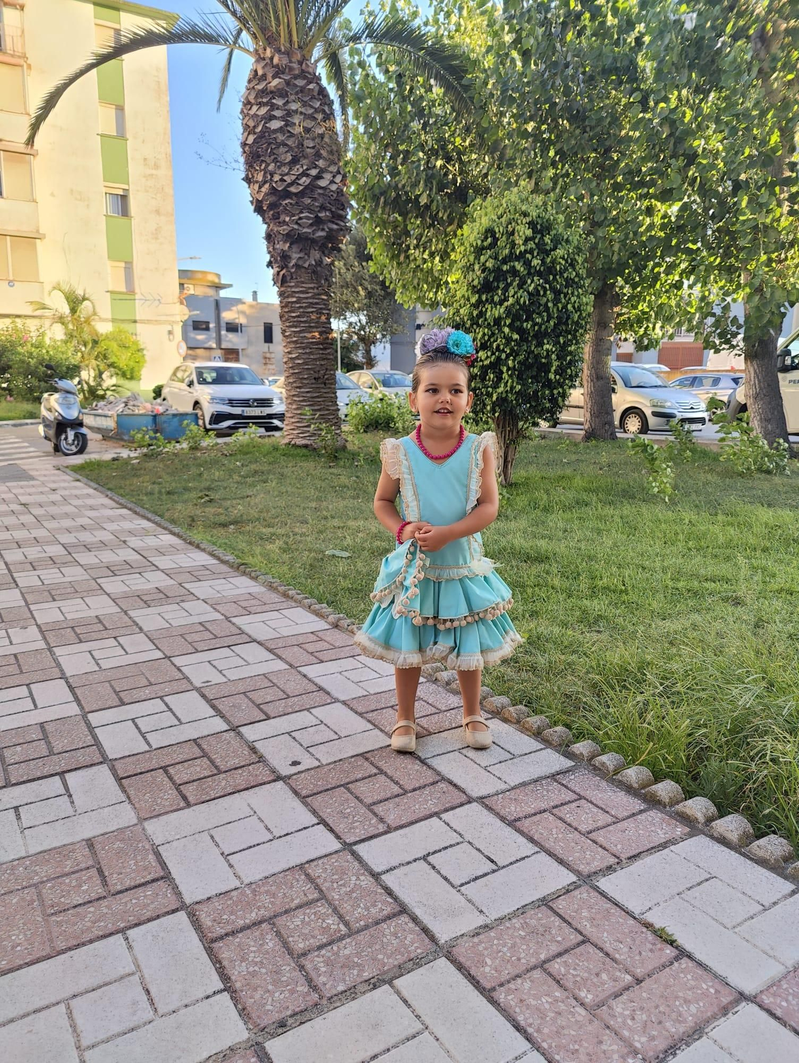 Una de las niñas acogidas, lista para la feria.