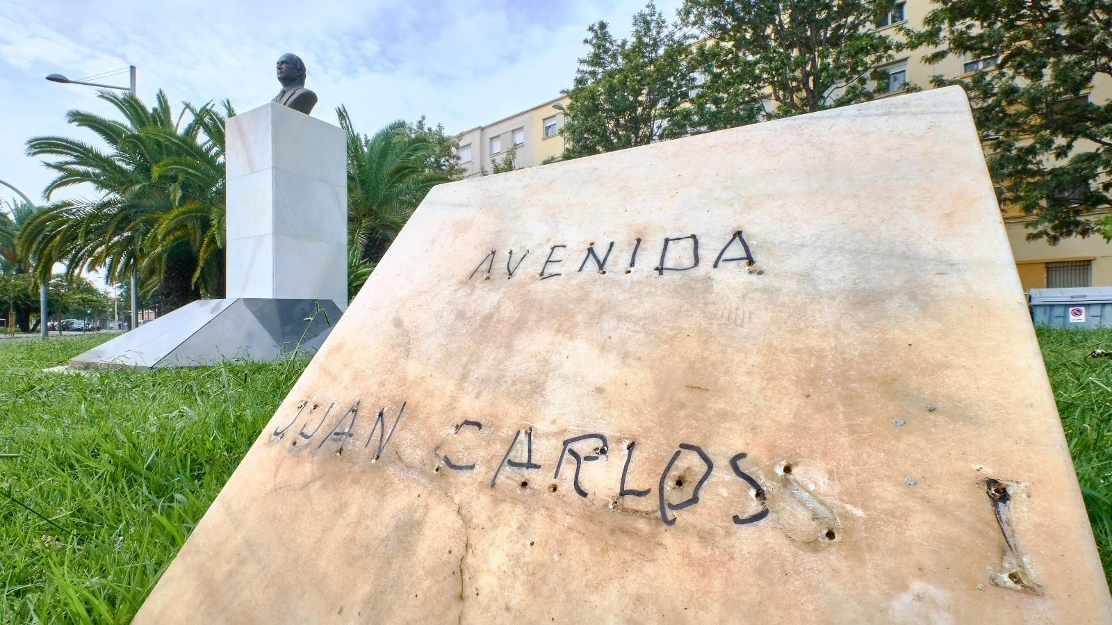 Pintada para volver a escribir el antiguo nombre de la avenida.