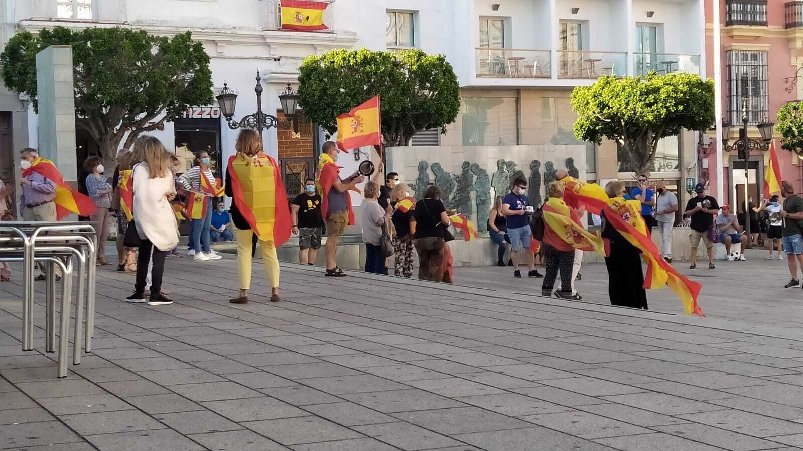 Manifestantes en la plaza de la Iglesia.
