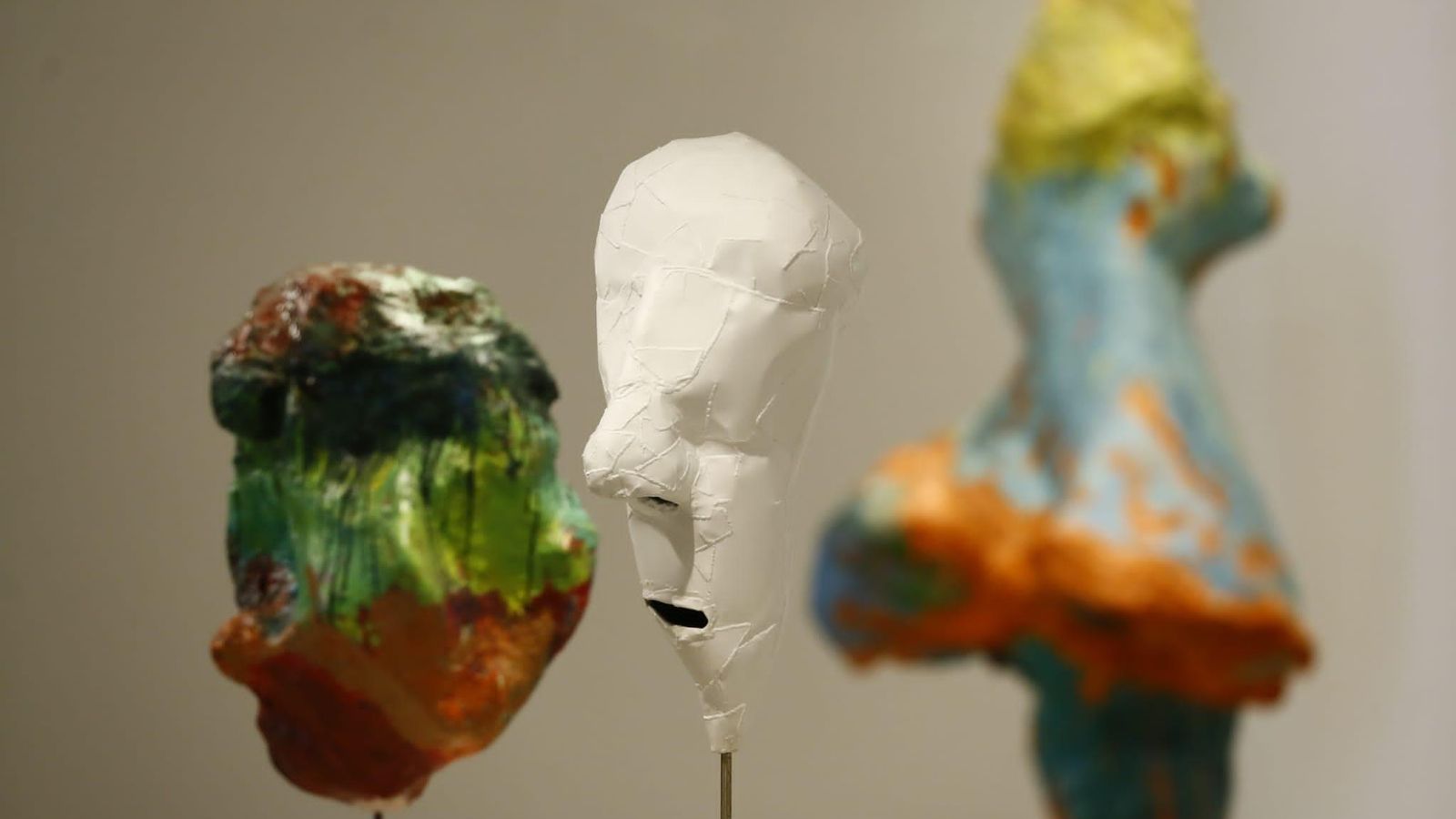 Algunas 'esculturas legítimas' de West incluidas en la muestra.