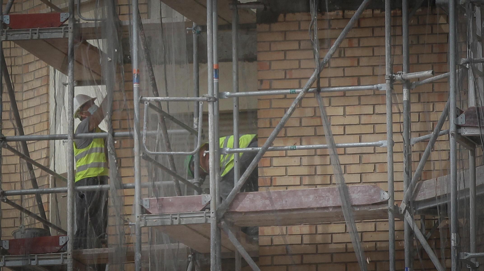 Imagen de las obras en un edificio de la capital onubense.