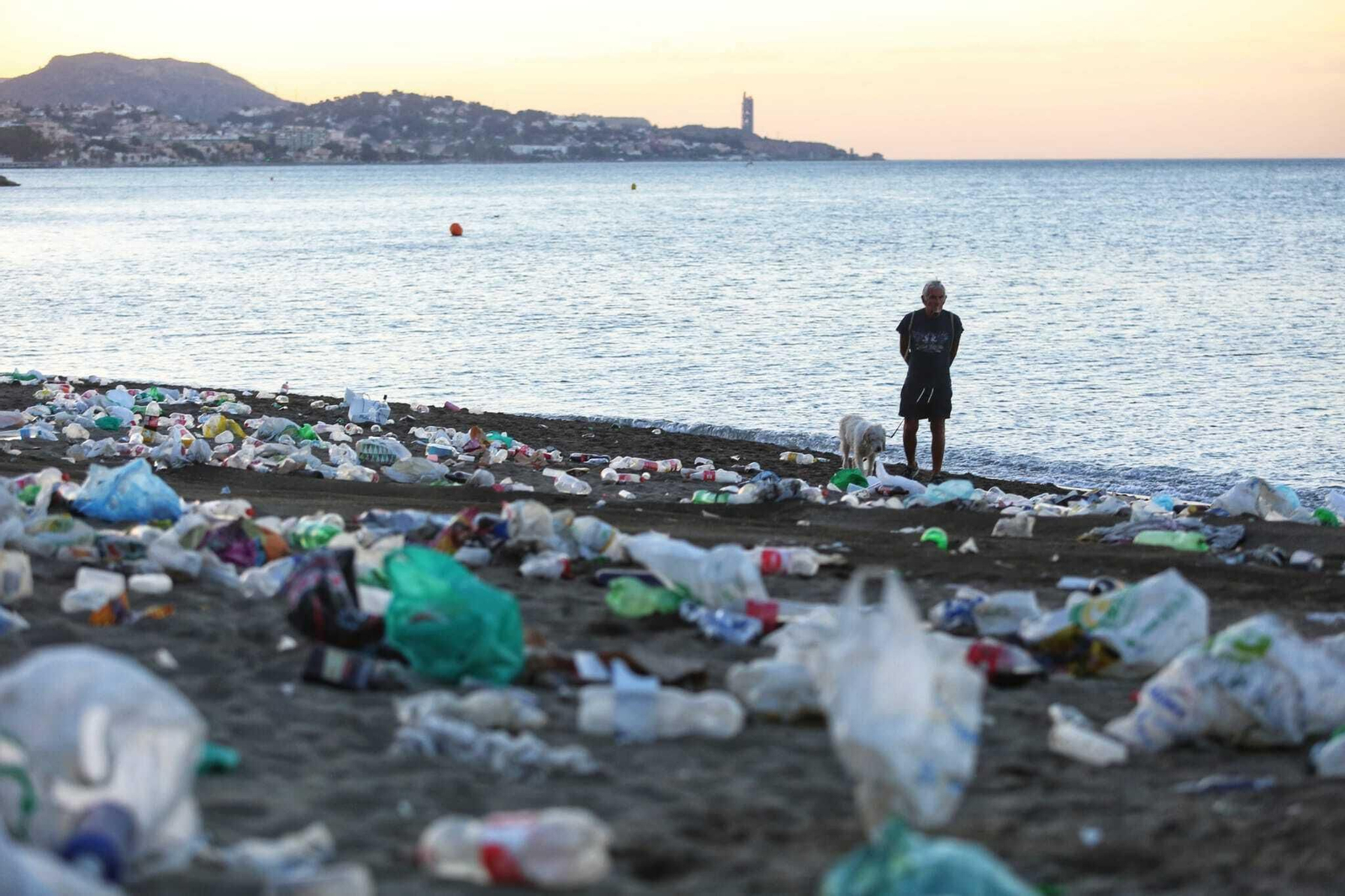 Así han amanecido las playas de Málaga tras la noche de San Juan