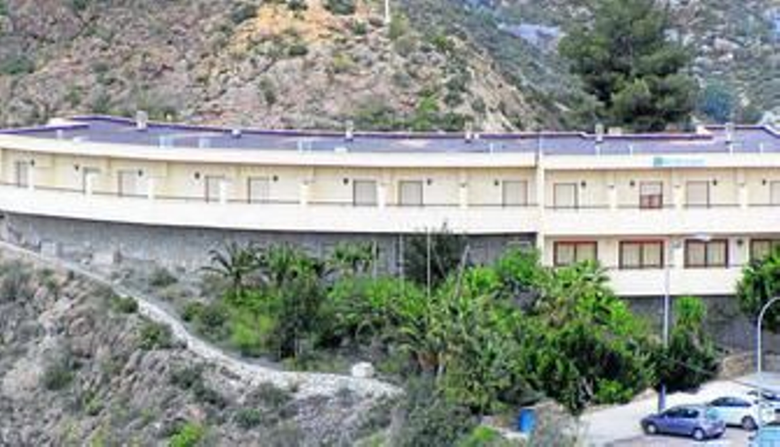 El hotel, que cuenta con 13 habitaciones, se ubica en una zona privilegiada con vistas panorámicas de todo el municipio.