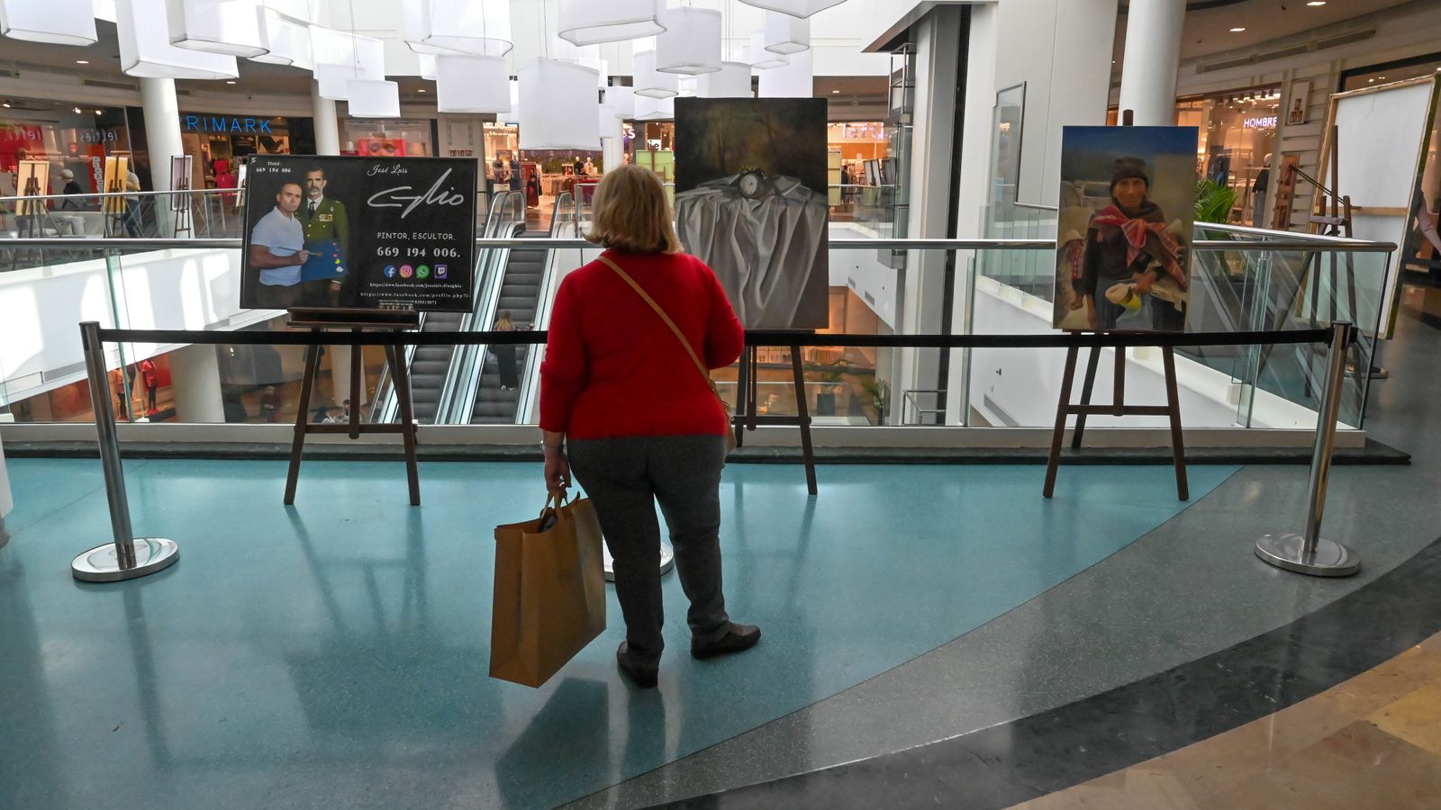 Las fotos de la Exposición 'Realismo: entre el retrato y el bodegón' de José Luis Guio