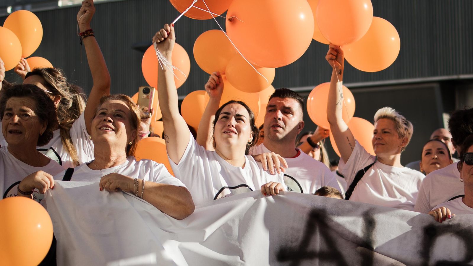 Amigos y familiares de Alba lanzan globos delante de la habitación de Alba en el Hospital de Jerez.