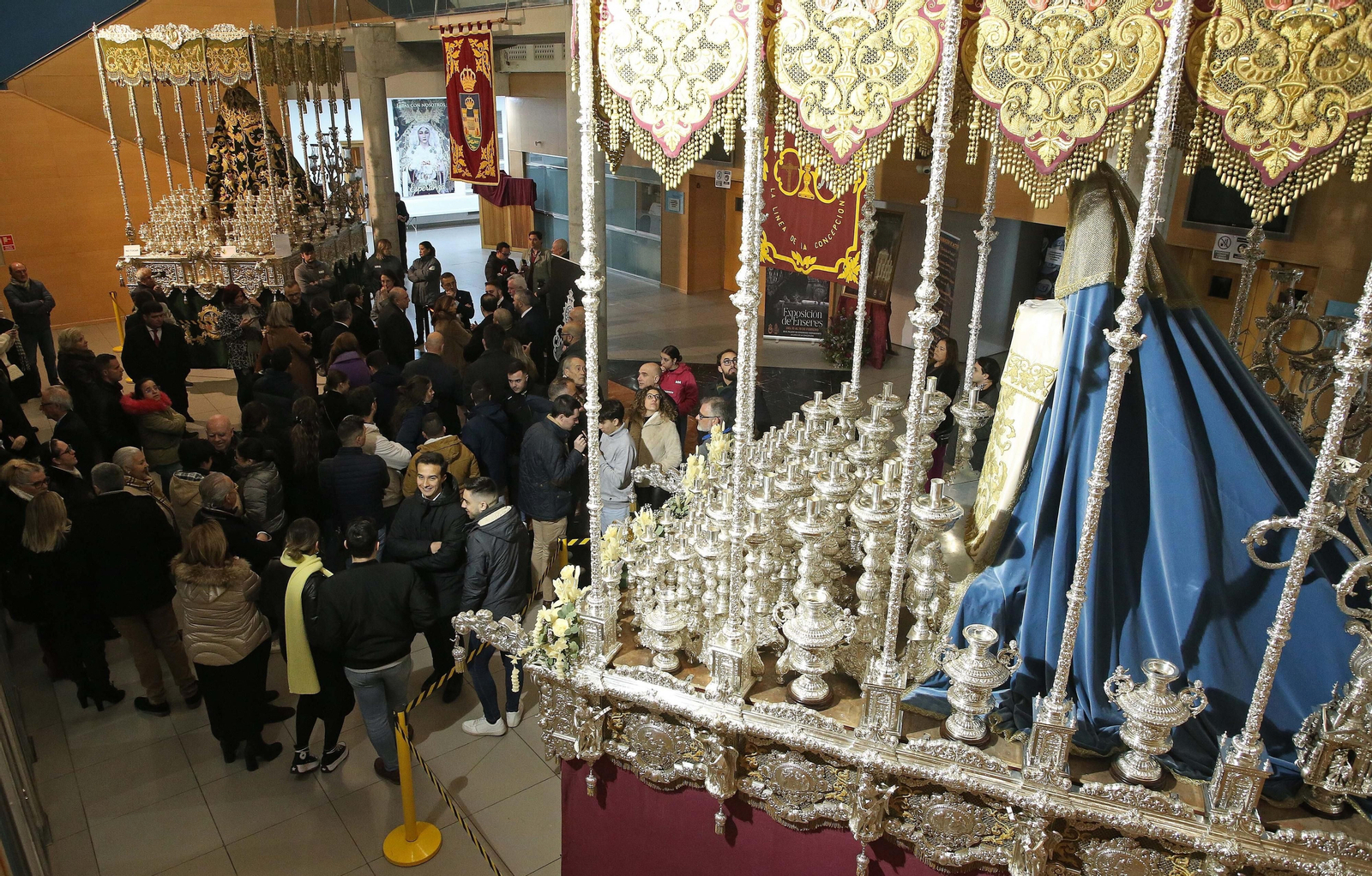 Fotos de la exposición de enseres cofrades en La Línea