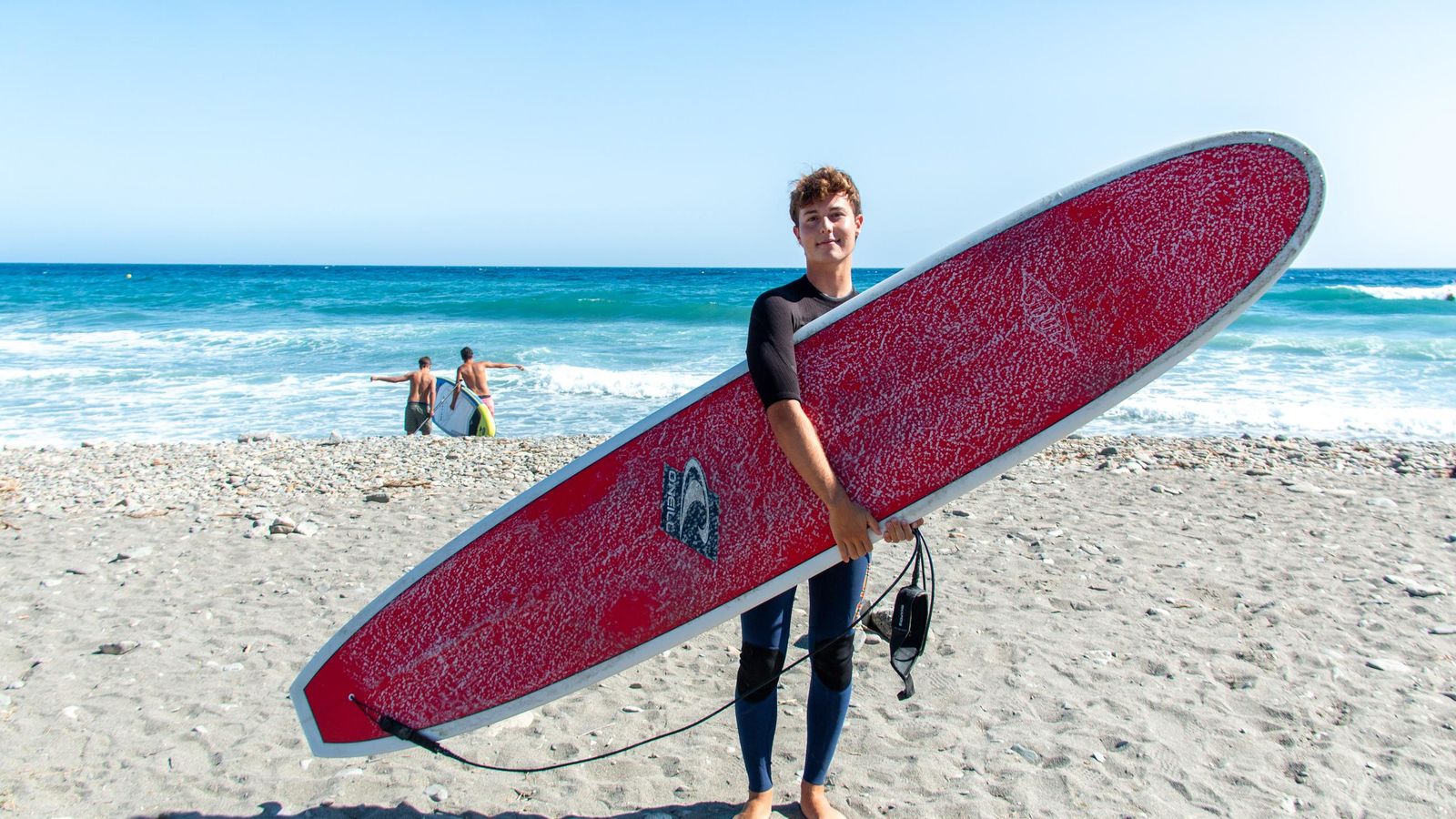 Aprovecha cada vez que hay olas para practicar durante horas en el agua