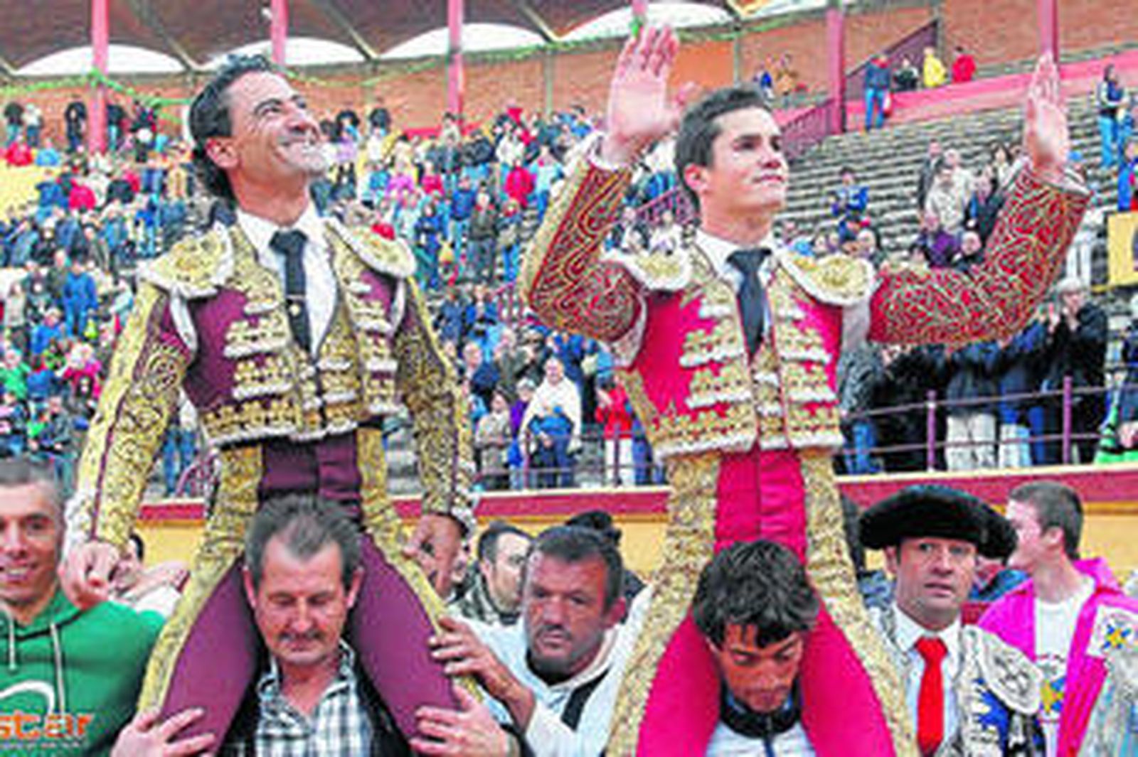 José Ignacio Ramos y Daniel Luque, en la vuelta al ruedo a hombros, antes de salir por la Puerta Grande.