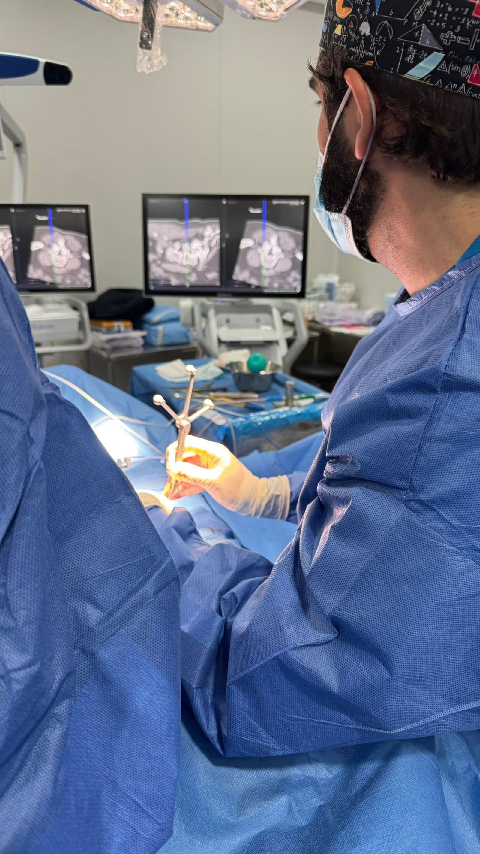 Este sistema de navegación actúa como un GPS intraoperatorio ofreciendo imágenes tridimensionales de alta resolución, aumentando la precisión, reduciendo riesgos y disminuyendo reintervenciones.