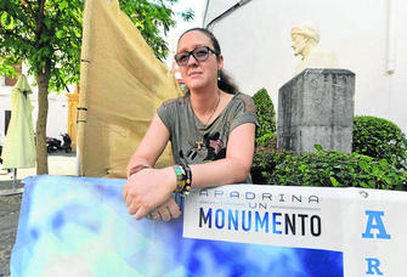 Ana Infante con la estatua de Muhammad Al-Gafequi