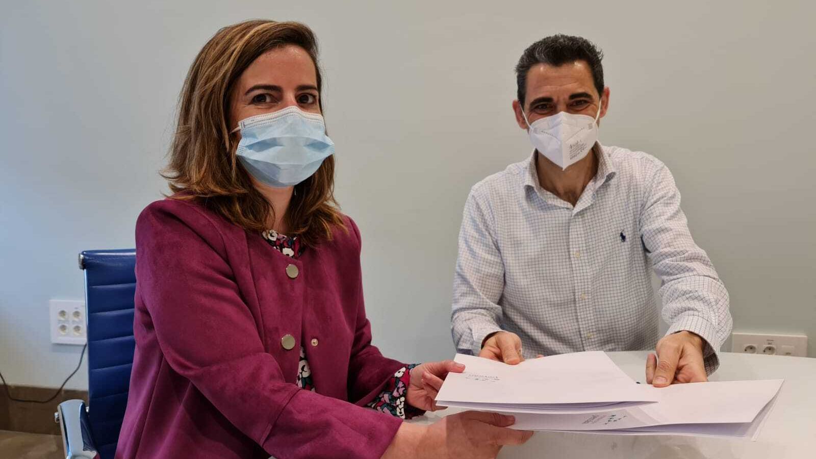 Ortiz y Castro firman el convenio entre las fundaciones Cepsa y Persán.