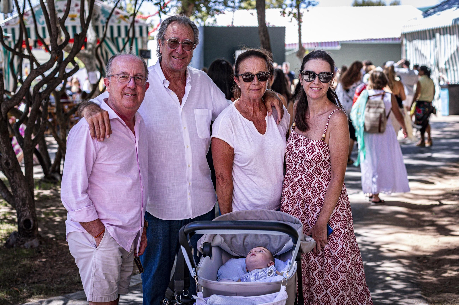 Búscate en las imágenes del Día de la Mujer de la Feria del Carmen y de la Sal de San Fernando