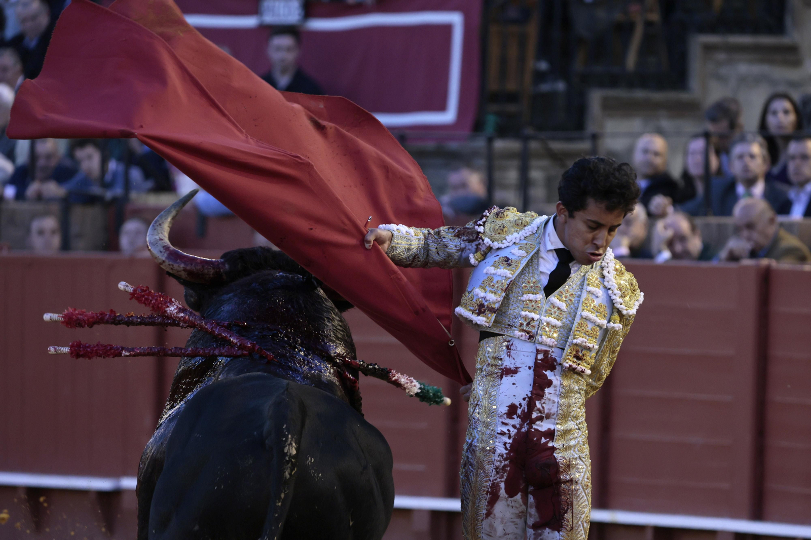 Las imágenes de la tercera del abono de los toros en la Maestranza  de Sevilla