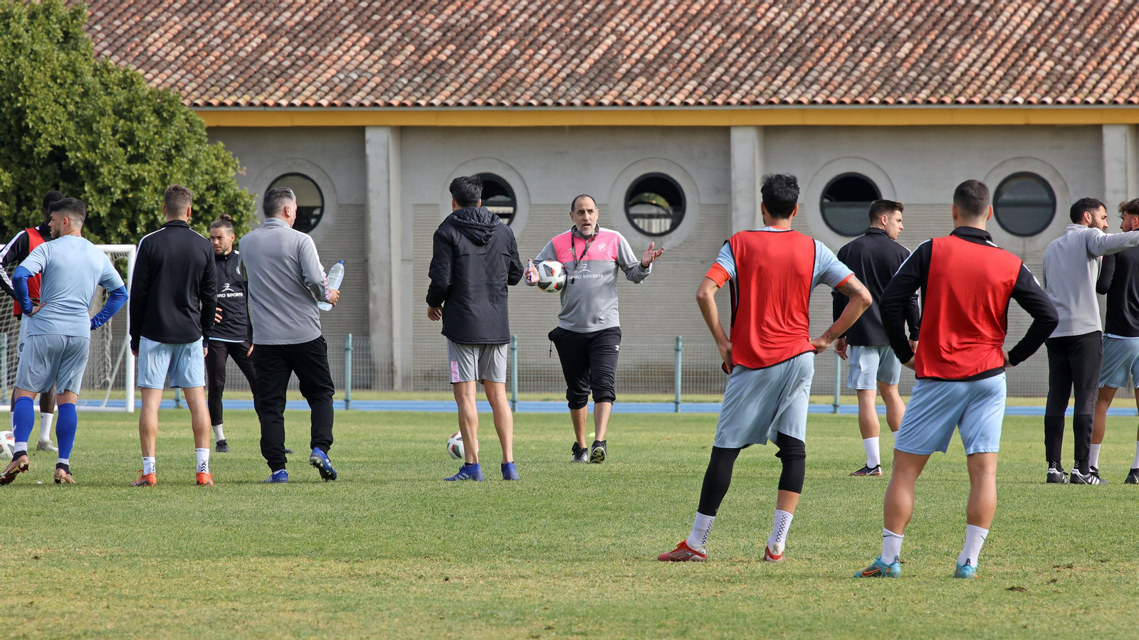Romerito da instrucciones a sus jugadores en su primer entrenamiento.