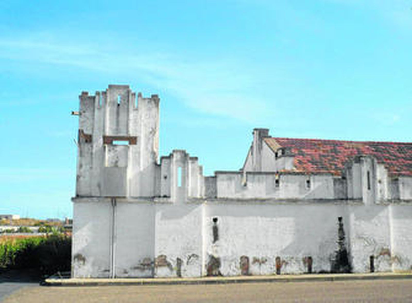 1. En el antiguo polvorín aún destaca su garita, no está en ruina pero se desconoce su futuro 2. El depósito del agua es uno de los elementos que definen el anterior uso como cuartel hoy reconvertido en Campus. 3. Muro con el cuerpo de guardia del que tampoco se sabe cuál será su destino 4. Garita y muros -hoy desaparecidos- antes de empezar las obras de adaptación. Al fondo, la Avenida de Andalucía, separada por el campo que hoy ha ocupado la Universidad