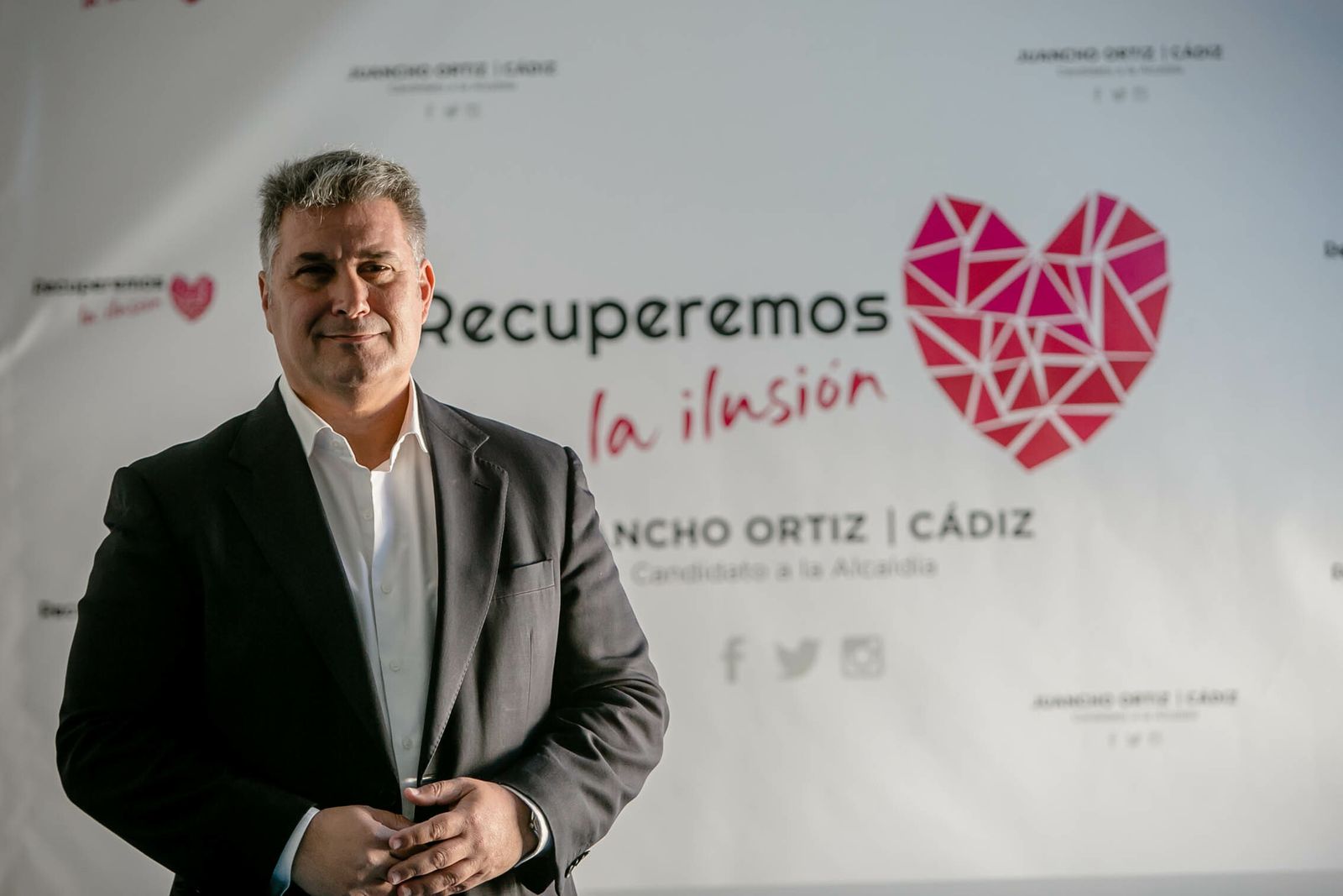 Ignacio Romaní posa delante del cartel con el lema del candidato del PP a la Alcaldía.