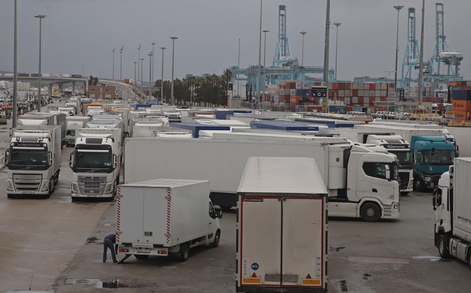 Fotos del cierre del acceso para camiones en el Puerto de Algeciras