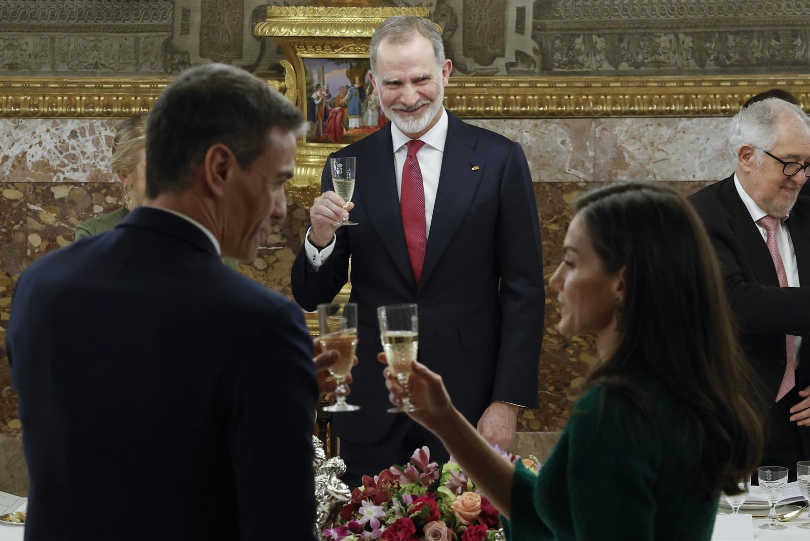 El Rey durante un brindis, con Pedro Sánchez y la reina Letizia en primer término.
