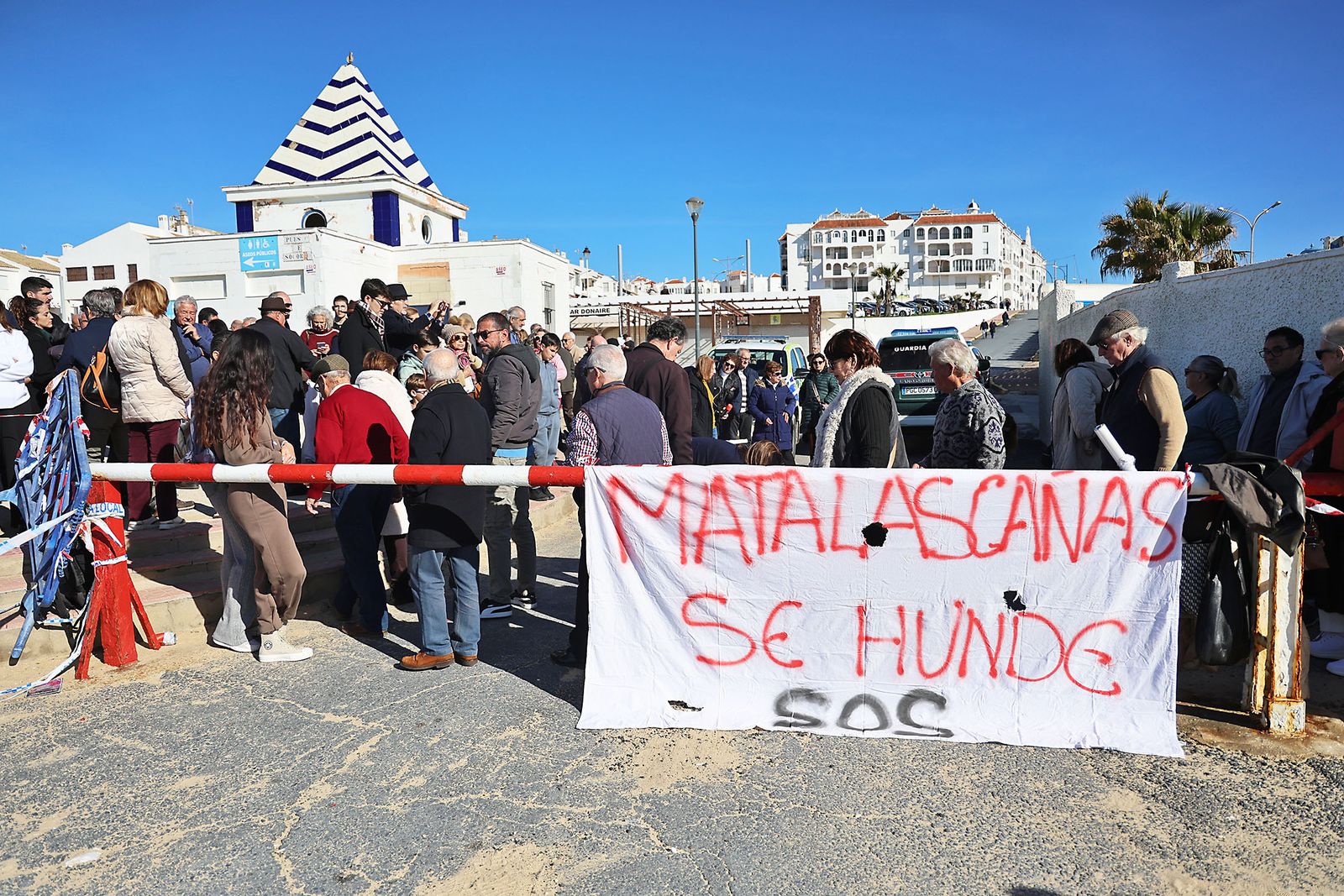 Fotografías de la concentración de los vecinos de Matalascañas tras los destrozos del paseo marítimo
