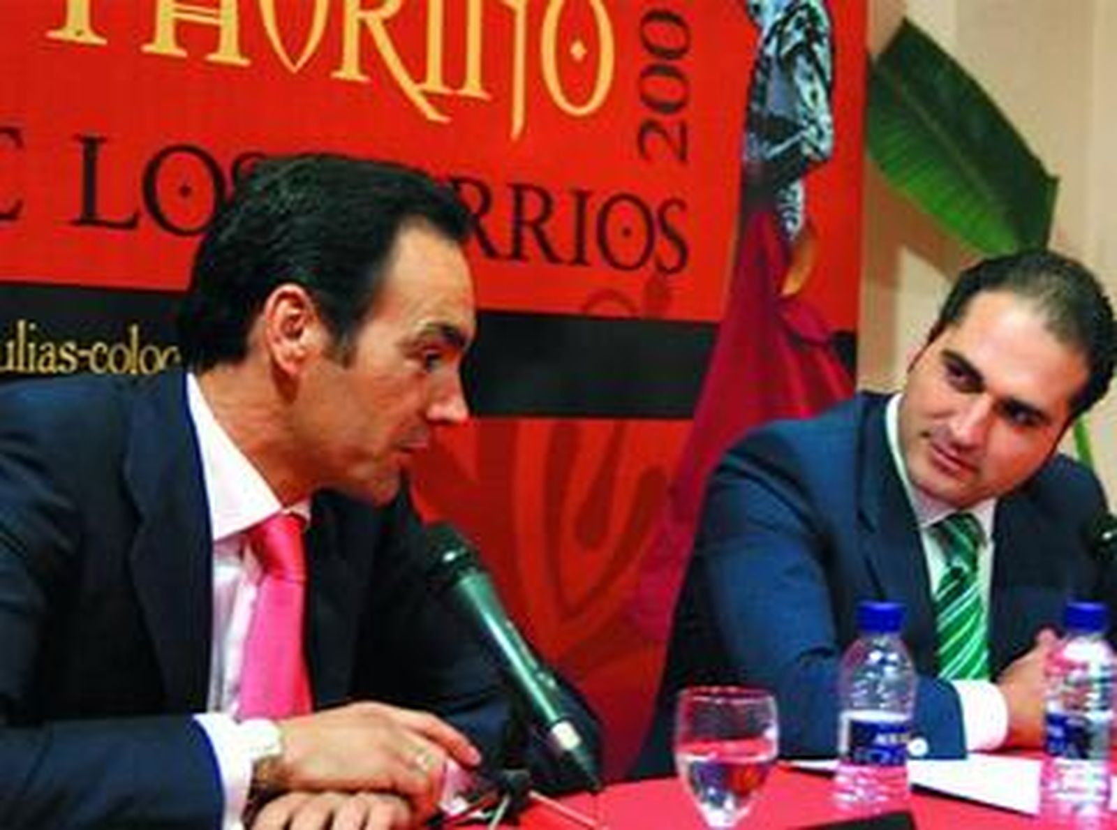 Manuel Jesús 'El Cid' y José Manuel Laza en la mesa de clausura del III Otoño Taurino de Los Barrios.