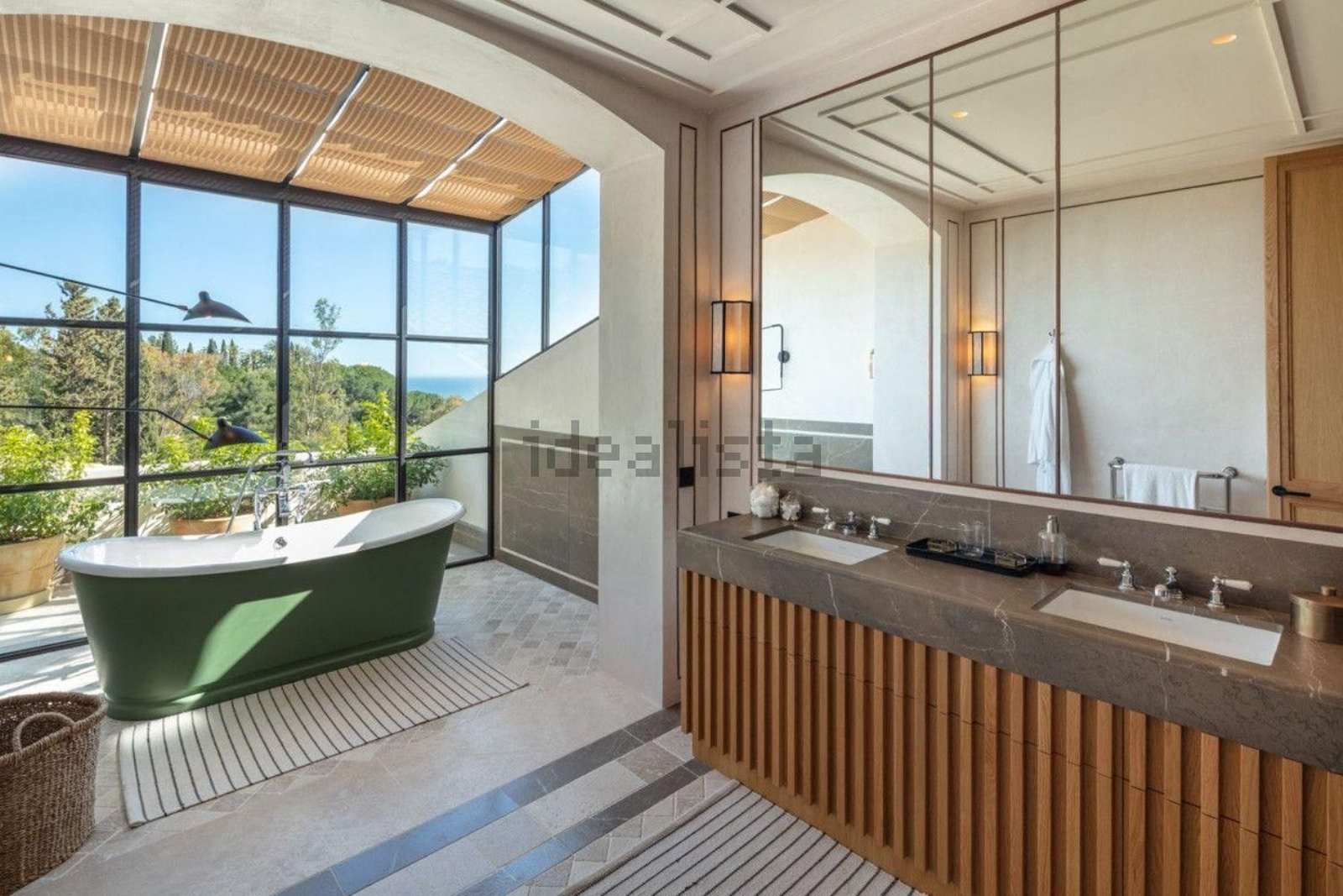 Otro baño Así es por dentro la vivienda de lujo más a la venta en Málaga: 35 millones