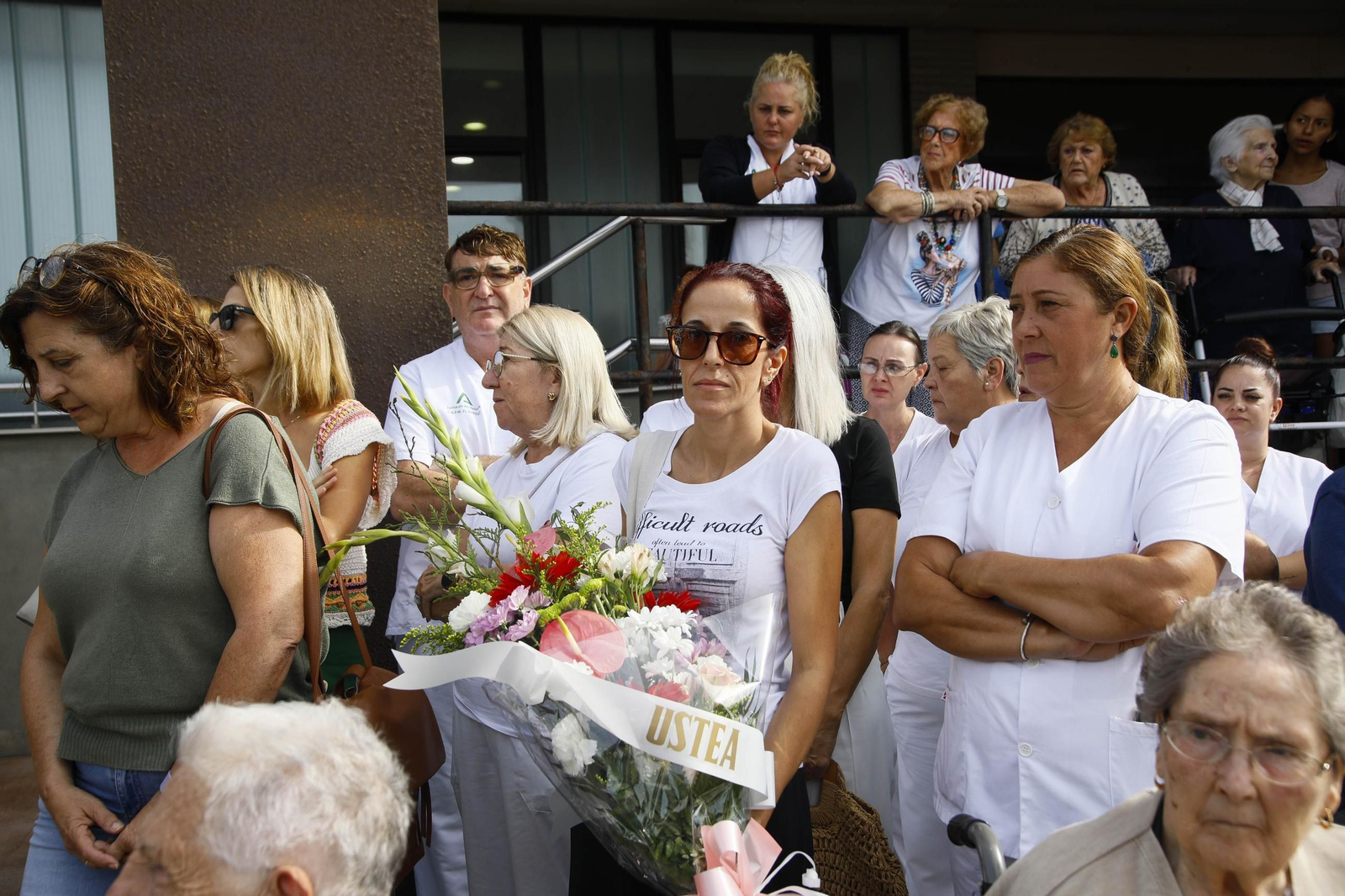 Las imágenes de la concentracion por el asesinato de Maria Nieves GP en la residencia del Zapillo en Almería