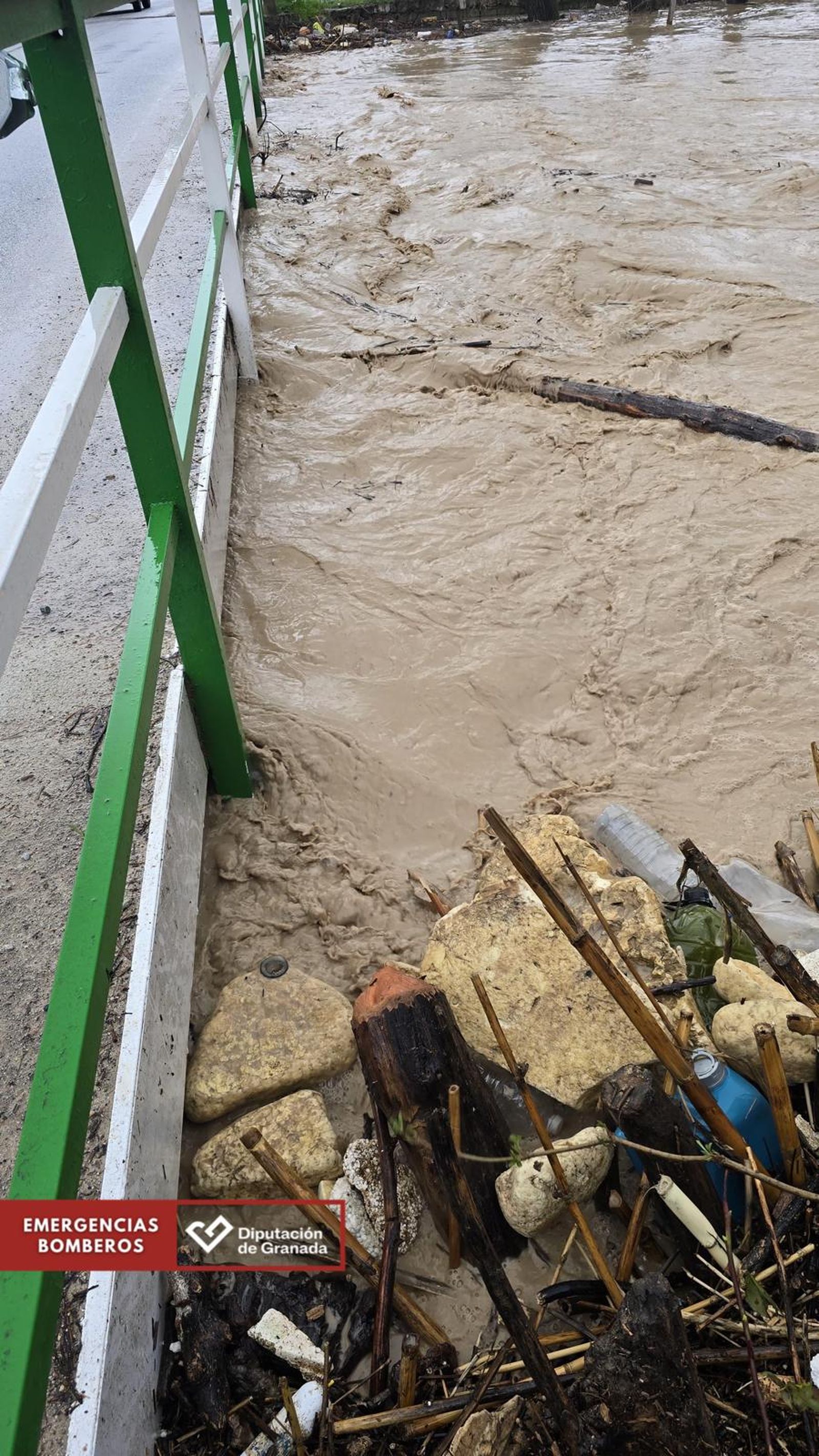 Todas las fotos de la borrasca Leonardo y sus incidencias en Granada: desprendimientos, ríos desbordados y lluvia