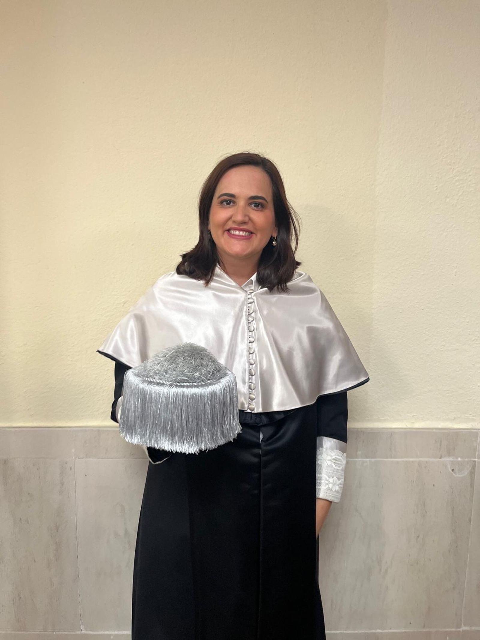 La enfermera Elena Fernández García tras obtener el premio.