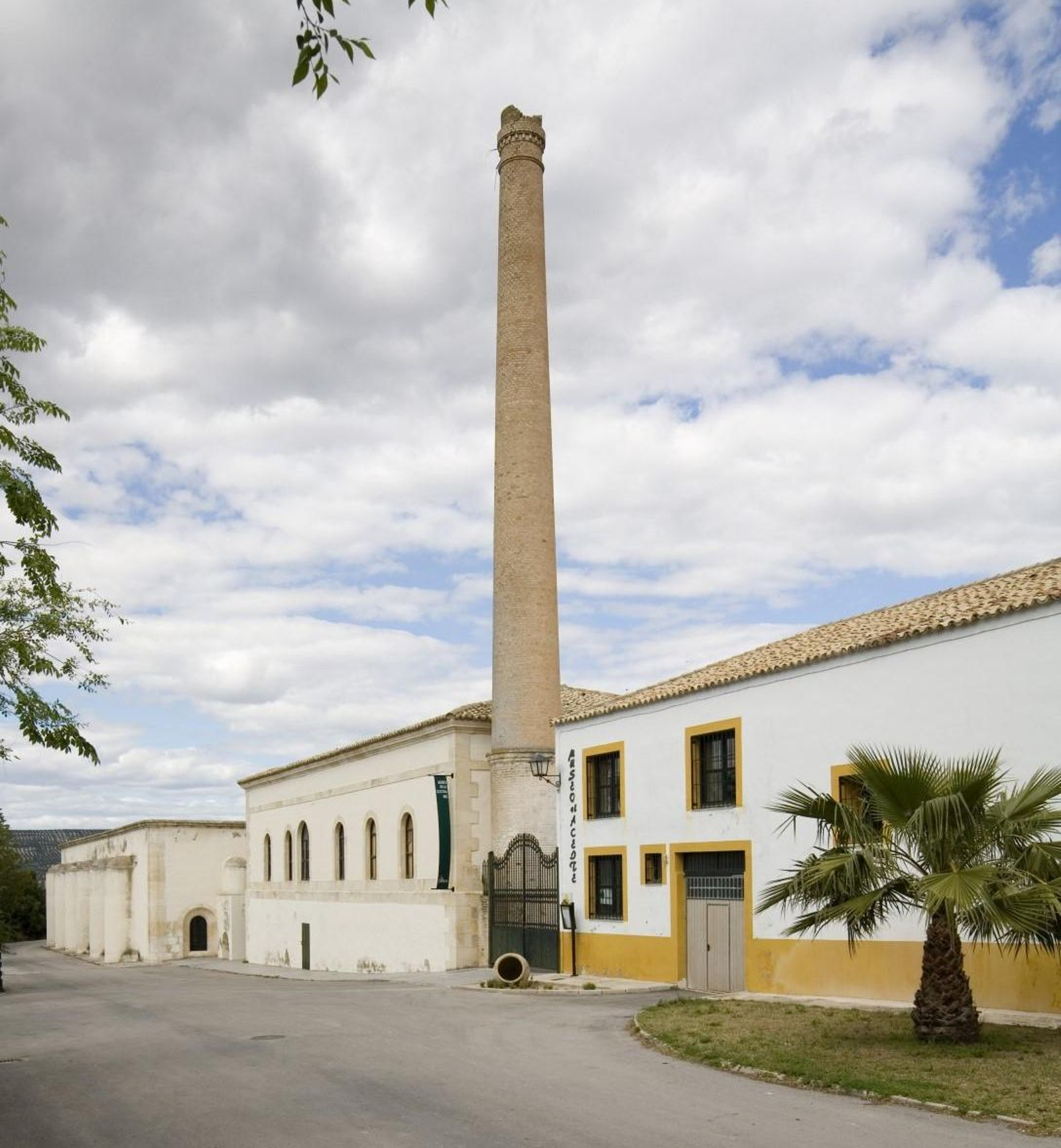El Museo de la Cultura del Olivo se encuentra dentro de la Hacienda la Laguna, a ocho kilómetros de Baeza.