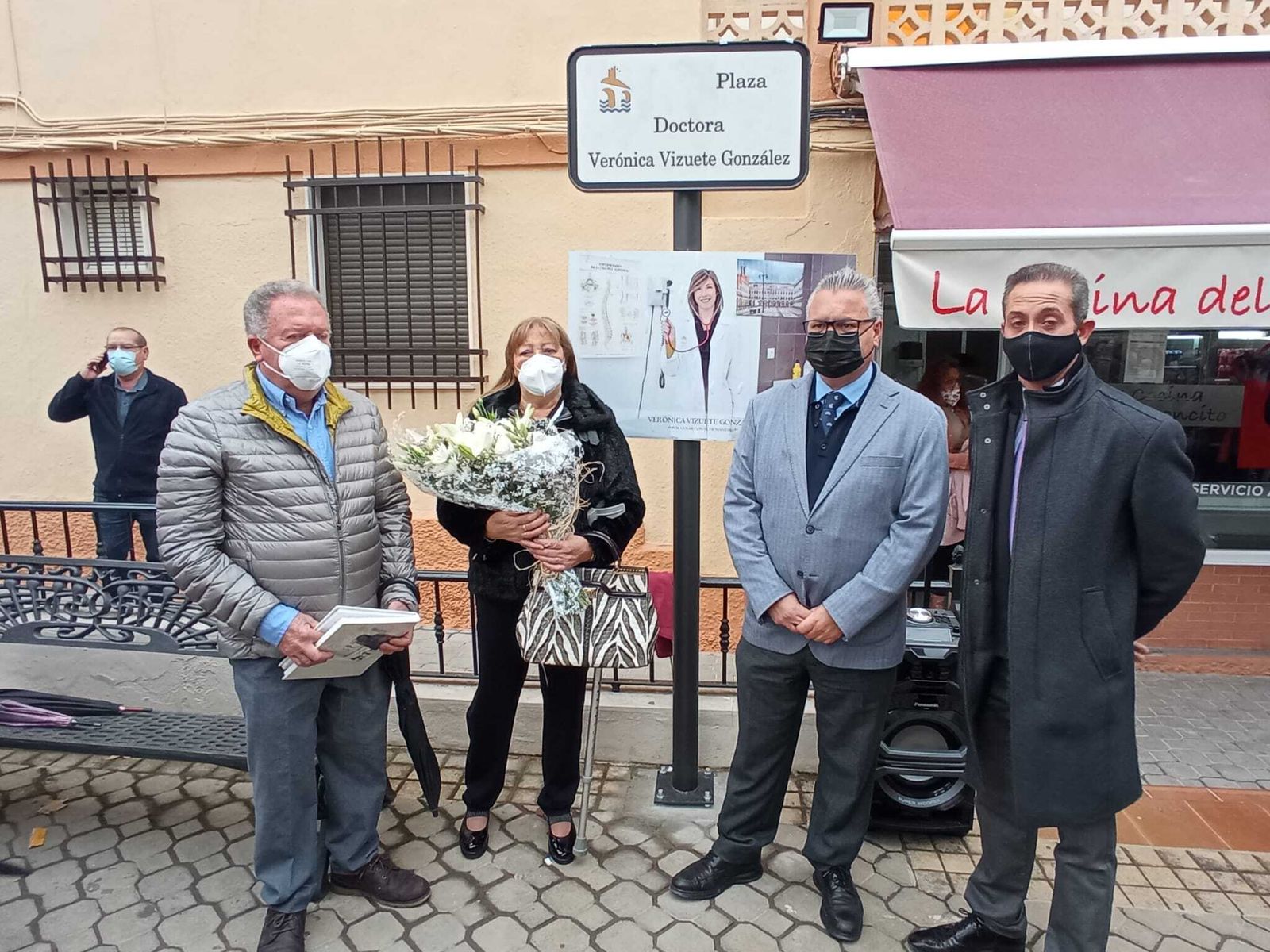 Un momento de la rotulación de la calle.