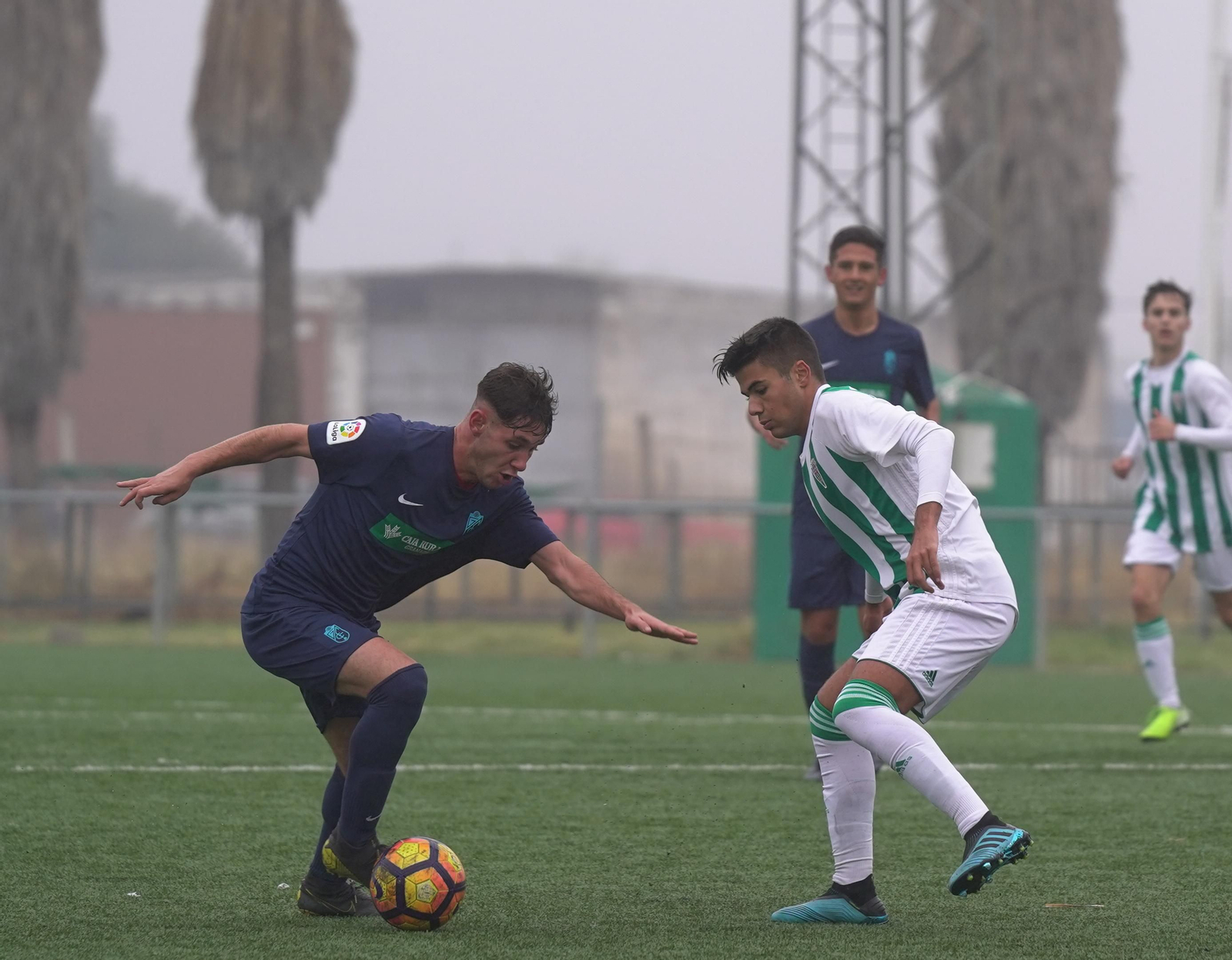 Un jugador del Granada trata de driblar a un jugador del Córdoba.