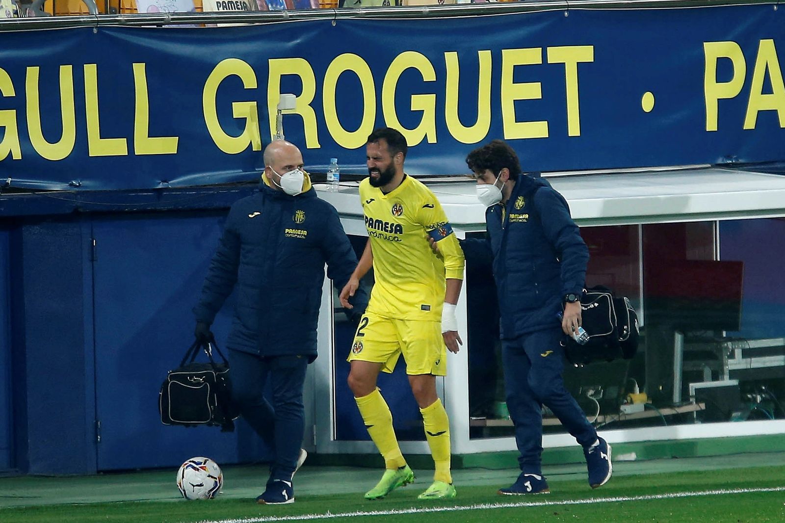 Mario Gaspar se retira lesionado en el partido ante el Athletic.