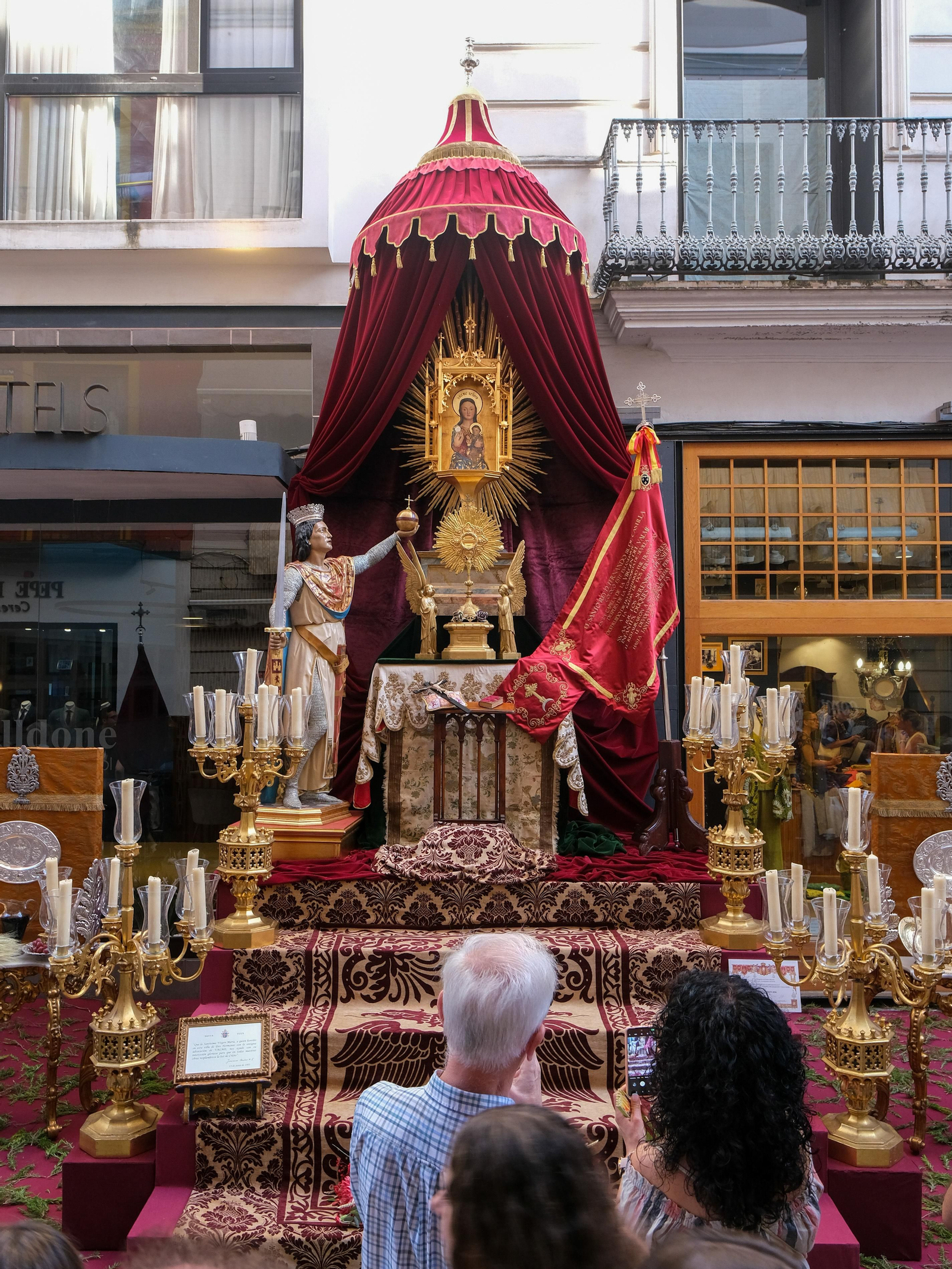 Preparativos, altares, escaparates, balcones para el Corpus