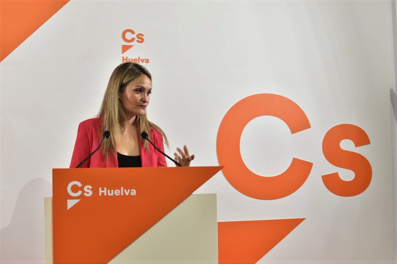 María Ponce en rueda de prensa en Huelva.